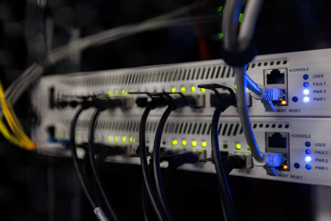 Операторов хотят обязать автоматически компенсировать перебои интернета Письмо в правительство с таким предложением направили депутаты Владислав Даванков Антон Ткачев Георгий Арапов и Ярослав Самылин Как отмечается в документе действующее законодательство не предусматривает автоматического перерасчета стоимости услуг при значительных сбоях Сейчас компенсация возможна только по инициативе пользователя которому необходимо собрать доказательства обратиться к оператору или подать иск в суд Поддерживаете инициативу   Да это будет справедливо Нет Перебои случаются не только по вине оператора Global Look Press Sergey Elagin интернет госдума Подписаться на ОТРАЖЕНИЕ