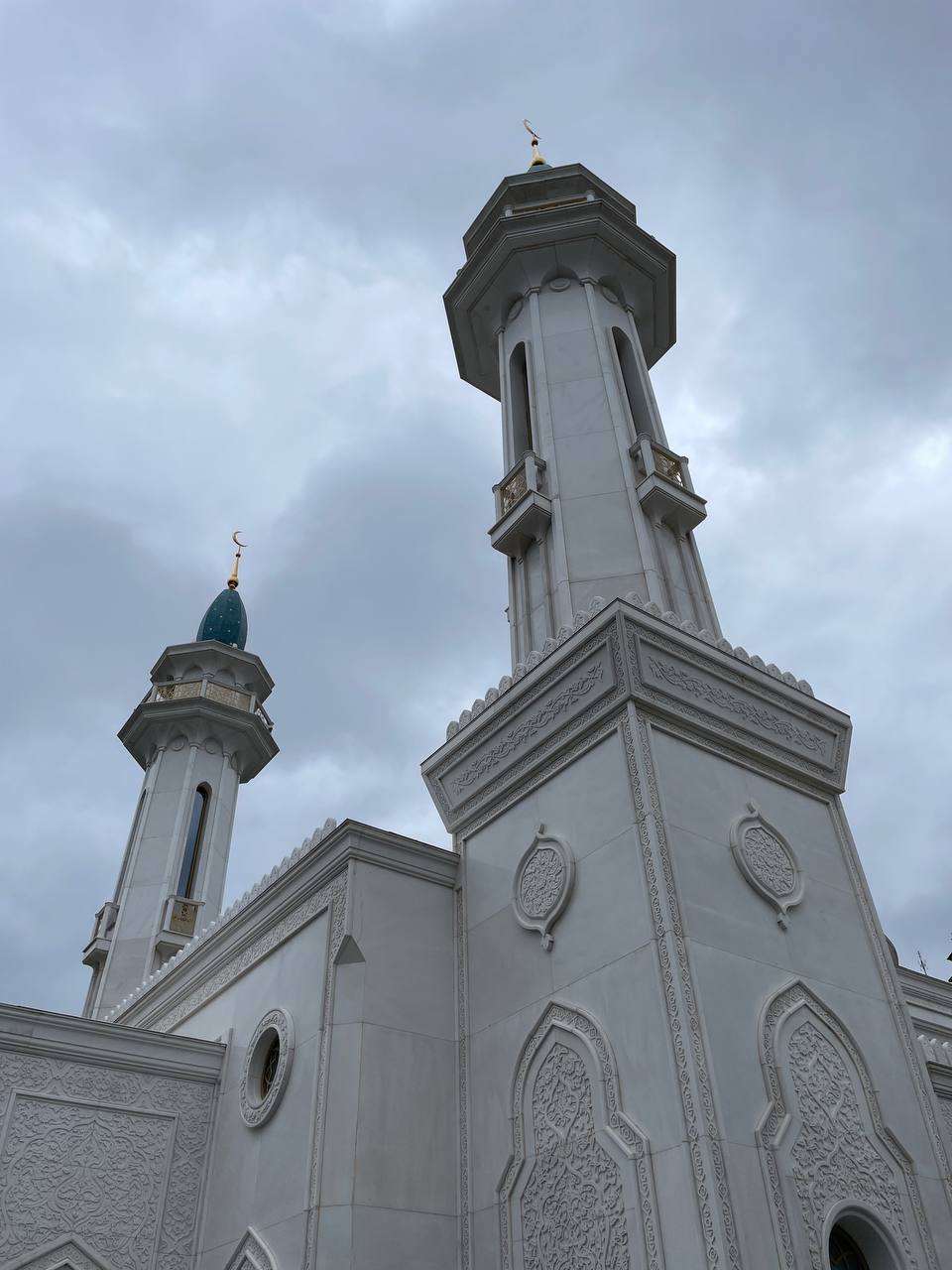 Начало священного месяца Рамадан в 2026 году приходится на вечер 18 февраля первый день поста будет 19 февраля Завершится он 19 марта а Ураза байрам отметят 20 марта А уже 27 мая мусульмане отпразднуют Курбан байрам imenno116