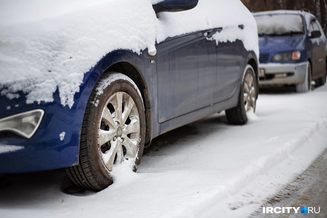 Помощь водителям в мороз В Иркутске на фоне аномальных холодов водителям с заглохшими или сломанными на дороге авто пообещали помощь Об этом сообщил мэр Иркутска Руслан Болотов Если машина заглохла или возникла другая неисправность автомобилистам рекомендуют обращаться в Единую дежурно диспетчерскую службу по телефонам 8 3952 520 112 и 269 783 Диспетчеру нужно сообщить адрес контактный номер и кратко описать проблему По поручению мэрии к помощи автомобилистам подключили сотрудников МКУ Транспортно эксплуатационная служба они будут курсировать по городу и выезжать к тем кто обратился в ЕДДС Читайте IrCity в MAX