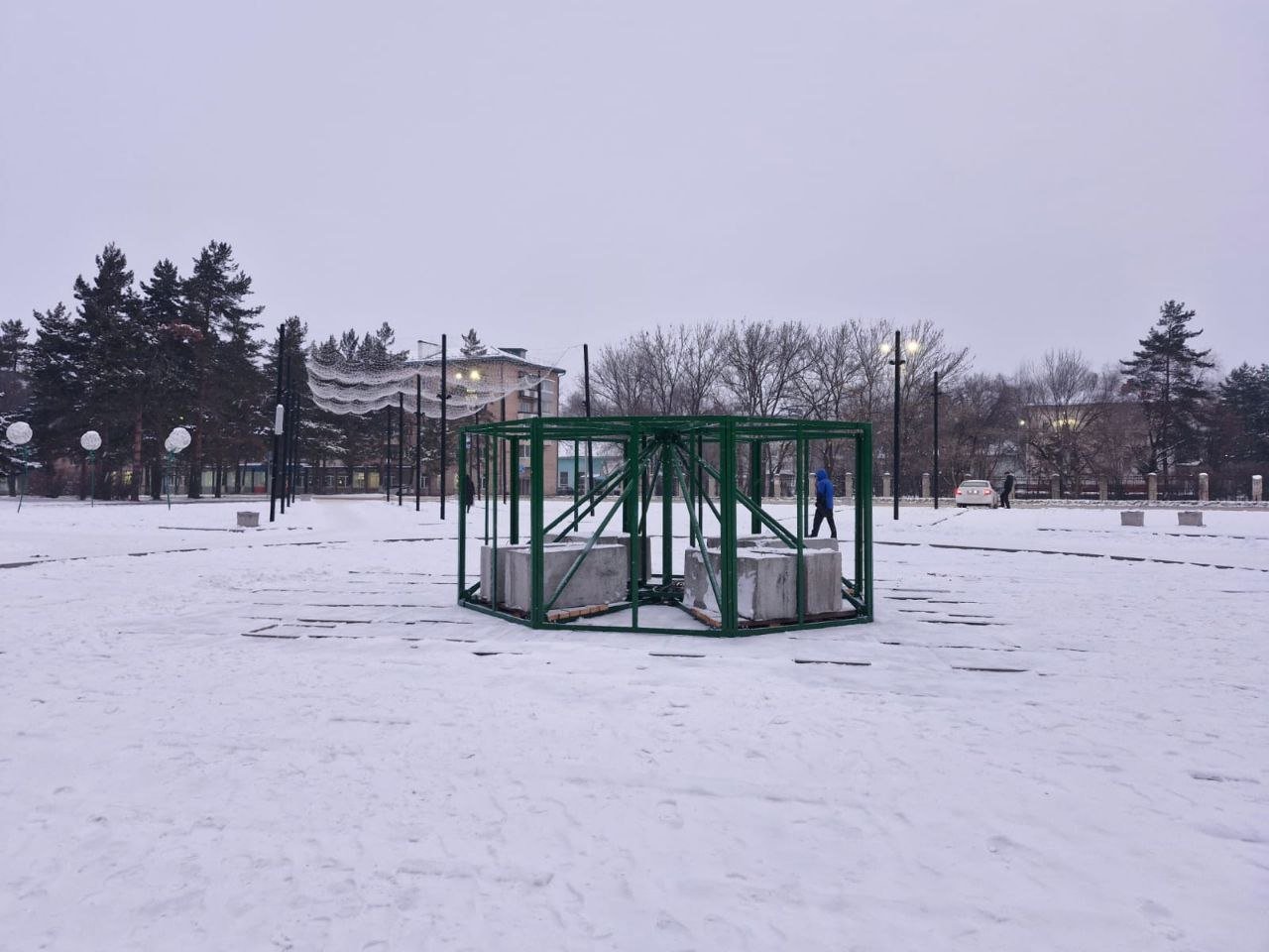 В Арсеньеве началась установка новогодней елки  По традиции елочка украсит Комсомольскую площадь в дни праздников, чтобы порадовать жителей и гостей города.   Новый год приближается!