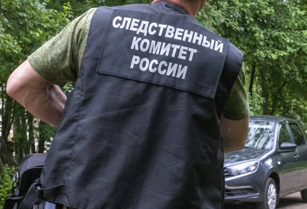 В Томске возбуждено уголовное дело по факту смерти работника предприятия во время ремонтных работ По предварительным данным в сентябре текущего года на одном из предприятий города Томска при производстве ремонтных работ работник получил травмы несовместимые с жизнью Точные обстоятельства инцидента выясняются Следователи проводят комплекс мероприятий осмотр места происшествия судебно медицинскую экспертизу допросы свидетелей и изъятие документации UPD по информации от наших подписчиков бочку должны были хорошо отполировать перед тем как выполнять с ней дальнейшую работу но по каким то причинам этого не сделали и одна из них взорвалась После чего тело молодого человека начало гореть Ему не пытались помочь и потушить В результате парень погиб Подписаться на канал Предложить свою новость