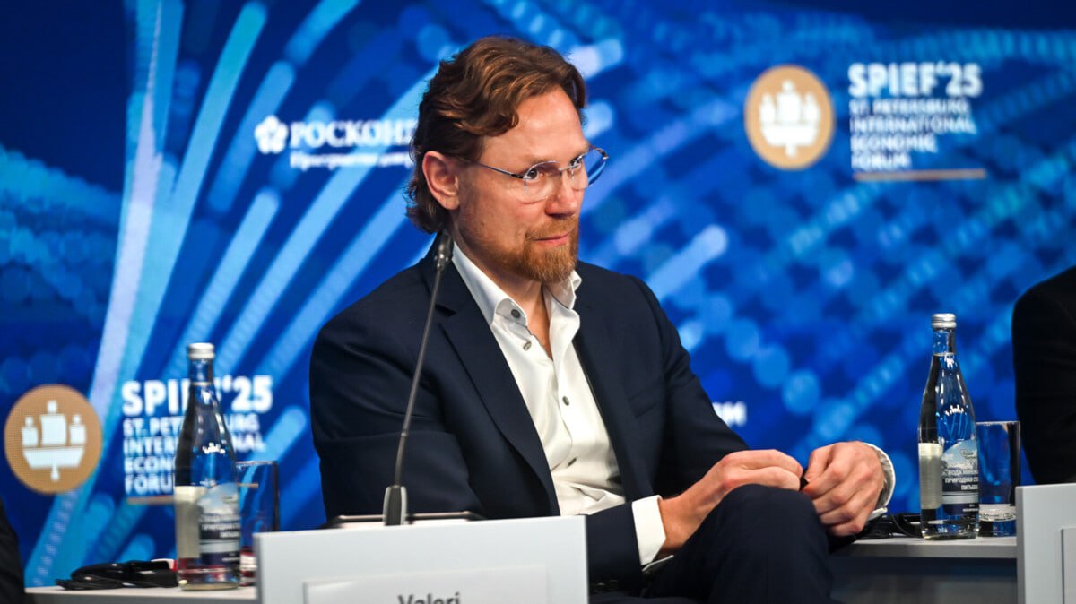 Валерий Карпин рассказал, что не устает от обязательств в медиапространстве «Лично меня не утомляет от слова совсем. Иногда даже интересно. На флеш-интервью и пресс-конференцию иду и думаю: какую сегодня ерунду будут спрашивать: от Лабубу и Бомбардиро Крокодило до «кто будет капитаном». Тем более это часть работы, за которую платят. Второе – это добавляет аудиторию для футбола для сборной или клуба. Хожу на мероприятия с удовольствием, нравится поднять настроение себе или людям. Иногда после игры, а то и проигранной, не хочется идти, но надо – это часть работы» Сегодня в рамках Петербургского международного экономического форума проходит сессия «Спорт и ТВ: вместе к успеху». «Газпром‑Медиа Холдинг» выступает генеральным медиапартнером ПМЭФ‑2025. Фонд Росконгресс Денис Бушковский/Матч ТВ