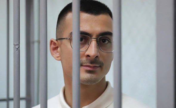 Суд оставил в силе меру пресечения сына главы азербайджанской диаспоры в Екатеринбурге Мутвалы Шыхлински, арестованного на два месяца по делу о насилии над представителем власти. Об этом сообщили в объединенной пресс-службе судов региона.  "Шыхлински и его адвокат обжаловали постановление суда первой инстанции. Рассмотрев материалы дела, заслушав мнения сторон, Свердловский областной суд оставил постановление Ленинского районного суда Екатеринбурга без изменения. М. Шыхлински останется под стражей по 14 сентября 2025 года", - говорится в сообщении.  При этом сам глава азербайджанской диаспоры в Екатеринбурге Шахин Шыхлински объявлен в розыск, основанием для розыска является уголовная статья, сообщается в базе ГУ МВД по региону.
