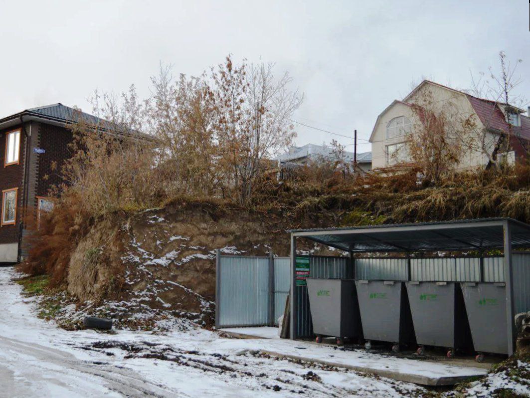 В Красноярске началась установка 835 новых контейнеров для твёрдых коммунальных отходов Минэкологии края передало их в собственность муниципалитета и управляющих компаний Баки распределили по районам города Наибольшее количество 500 установят в Ленинском и Советском районах