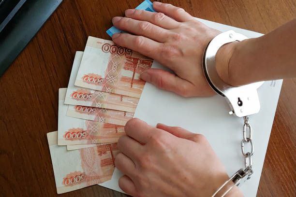 Средняя сумма взятки в Краснодарском крае в этом году достигла 708 тысяч рублей Тогда как в 2024 м она составляла 345 тысяч Как сообщил врио начальника Управления экономической безопасности и противодействия коррупции ГУ МВД России по Краснодарскому краю Михаил Федотов за первую половину 2025 го сотрудники управления выявили 801 преступление по линии противодействия коррупции в том числе 796 преступлений против государственной власти интересов государственной службы и службы в органах местного самоуправления Из них 428 по фактам взяточничества В суд направлено 334 уголовных дела коррупционной направленности к уголовной ответственности привлечены 177 человек в том числе 42 должностных лица органов исполнительной власти Радио 104FМ Новая Россия