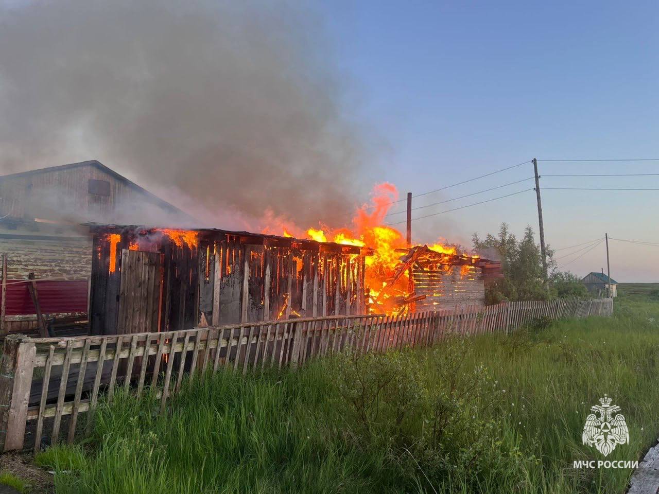 Статистика пожаров в Ненецком АО  С начала года в регионе зарегистрировано 20 пожаров.  За аналогичный период прошлого года произошло 13 пожаров.  Погиб 1 человек, в прошлом году — 2. Травмирован 1 человек, в прошлом году — 3.   Основными причинами пожаров стали:  неисправность электрического оборудования;  неосторожное обращение с огнем.  МЧС России напоминает:  следи за состоянием проводки;  используй исправное электрооборудование;  не оставляй без присмотра включенные электроприборы;  не суши на электрообогревателях вещи;  выключай технику на ночь и уходя из дома.   Ваша безопасность - ваша ответственность!    МЧС Ненецкого АО