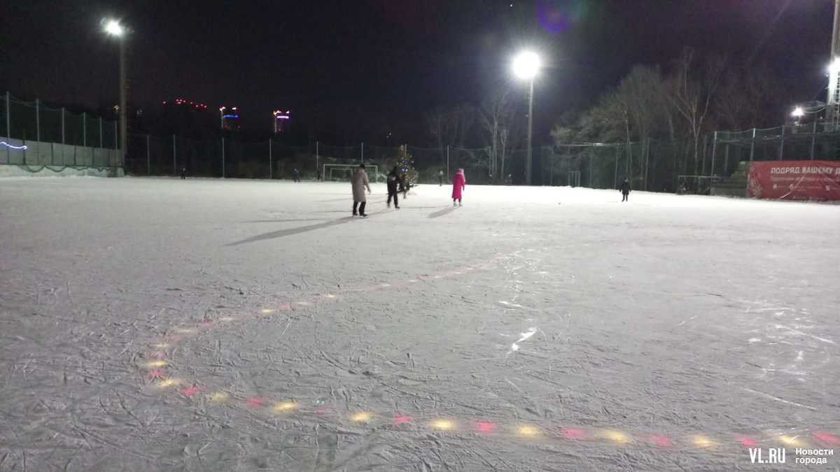 Во Владивостоке на Седанке открыли еще один большой каток со светящимися гирляндами подо льдом  Он организован на бывшем тренировочном стадионе ФК «Луч» в районе старого аэродрома на Седанке, общая площадь катка – 6500 квадратных метров. Правда, вход платный – 300 рублей для взрослых и 200 для детей. Как рассказали организаторы катка, работает он с 10:00 до 22:00. Время катания не ограничено.  Коньки можно брать свои, а можно воспользоваться прокатом. Количество коньков в этом году увеличили. Рядом с катком большая бесплатная парковка для автомобилей, есть теплушка, где можно переобуться.   «Вечером здесь царит особая атмосфера, горят огни, играет музыка, а подо льдом зажигается подсветка. Она и в том году была, но некоторые долбили лёд, чтобы добраться до гирлянд, и перебивали их. Пересмотрели это, установили поглубже в лёд, и гирлянду покрепче», – рассказал представитель катка.