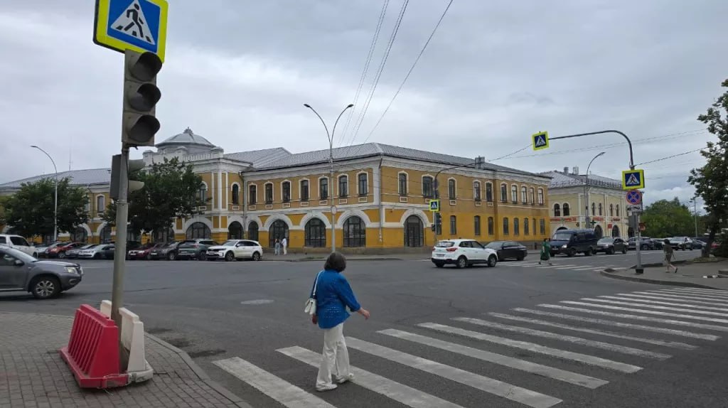 В центре Вологды установили временные светофоры.  Все из-за ремонта улицы Мира. Первый из них установили на пересечении улиц Ленина, Лермонтова и Марии Ульяновой. Специалисты провели пробный запуск, полноценная работа начнется сегодня ночью.  Также монтируют электронного регулировщика на перекрестке проспекта Победы и Мальцева.    Подписаться   Прислать новость