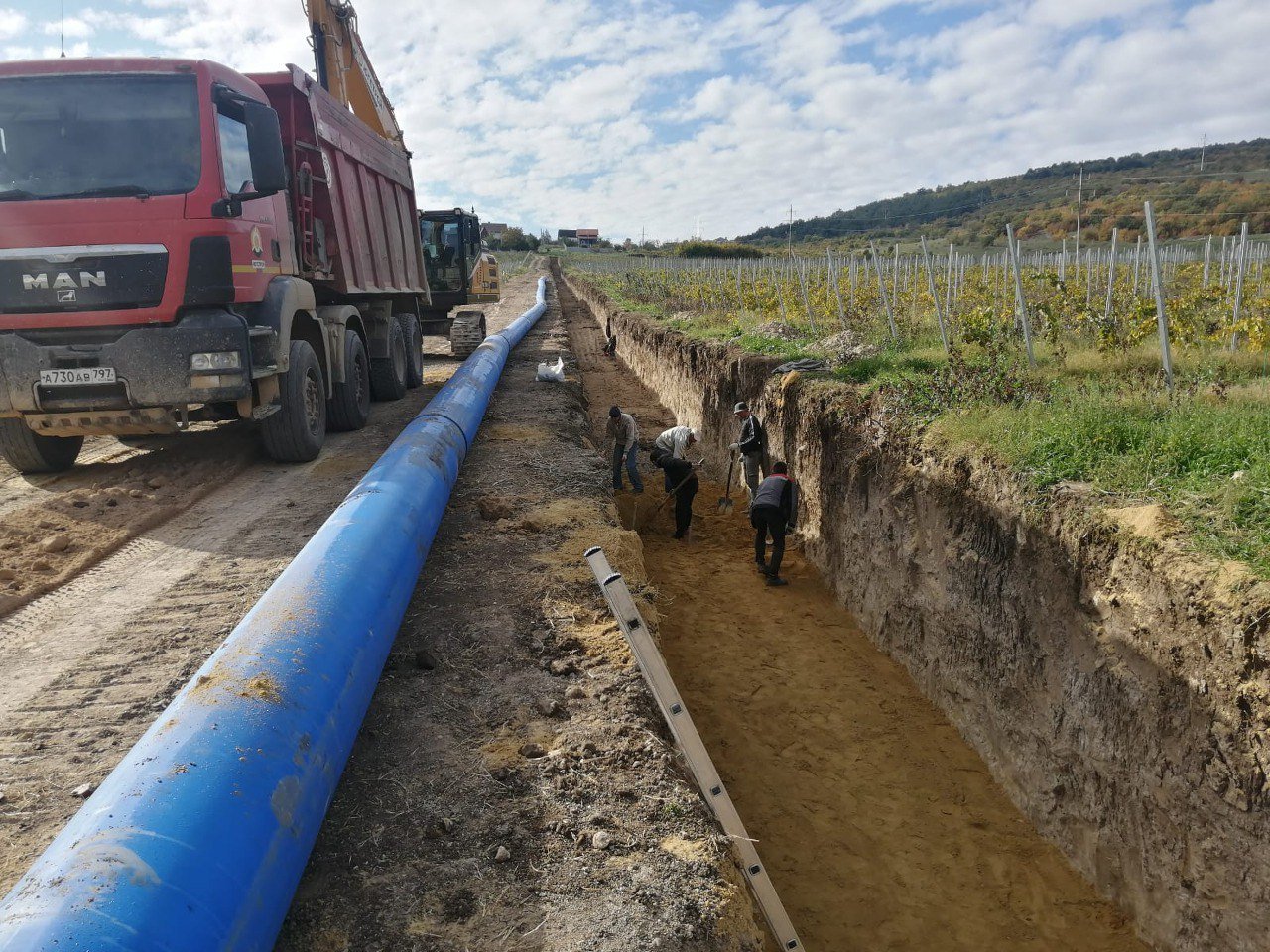 Продолжается реконструкция водовода от села Штурмовое до автомобильной развязки «Ялтинское кольцо»  Строительство идет в рамках госпрограммы социально-экономического развития Республики Крым и города Севастополя и необходимо для стабилизации водоснабжения города и минимизации потерь на сетях водоснабжения.   Проектом предусмотрено устройство магистрального водопровода протяженностью более 3,5 км в подземном исполнении с прокладкой двух веток открытым и закрытым способом, диаметр существующего водовода будет увеличен.   Подрядчик вышел на объект осенью этого года. Сейчас при выполнении работ задействовано 24 специалиста, 5 единиц техники.  Уже сварено 1400 м труб, что составляет 20% от выполненных работ.   Подземные трубы будут сделаны из полиэтилена - они экологически безопасны при производстве, транспортировке, монтаже и эксплуатации, отличаются отсутствием коррозии, биообрастания и значительных отложений.  Окончание работ по контракту - 28.11.2025. Работы идут в графике и мы рассчитываем, что они завершатся в срок.