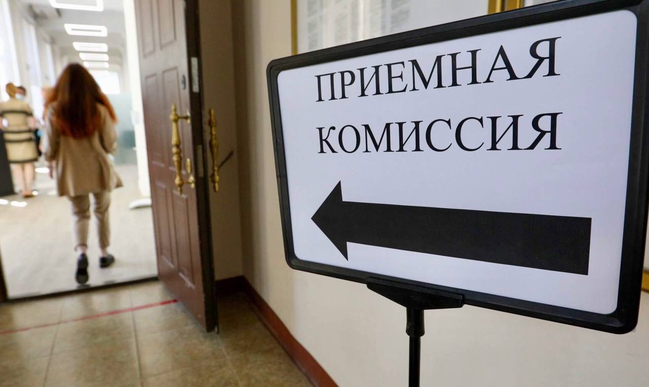 Крупные российские вузы пока не стали сокращать количество бюджетных мест для экономистов и юристов. Количество бюджетных мест в вузах РФ по направлениям «Экономика» и «Юриспруденция» в 2025 году либо осталось на уровне 2024 года, либо возросло. Об этом ТАСС сообщили в ведущих вузах России. Так, в Российской академии народного хозяйства и государственной службы при Президенте РФ РАНХиГС количество бюджетных мест по программам экономики осталось прежним —132, а по программам юриспруденции число бюджетных мест увеличилось с 32 до 50 мест. В Московском авиационном институте МАИ количество бюджетных мест на «Экономику и управление» увеличилось с 59 до 60. В Университете науки и технологий МИСИС в 2025 году в число бюджетных мест по направлению «Экономика» осталось на уровне прошлого года. Напомню, в мае Госдума приняла закон о регулировании объемов платного обучения в вузах. Авторы законопроекта отмечали, что юристов и экономистов в России выпускают в 4-8 раз больше необходимого количества, люди получают диплом и не могут устроиться на работу. В Минобрнауки констатировали, что половина от всех российских студентов-платников учатся на юридических и экономических специальностях. Правительство сможет регулировать объемы платного приема на обучение в высших учебных заведениях с 1 сентября. Абитуриентов этого года новый закон не затронул.