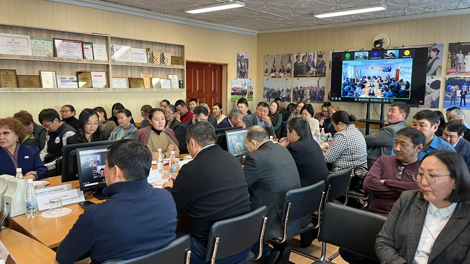 В Горном улусе проходит круглый стол по проекту закона о местном самоуправлении в Республике Саха Якутия В эти минуты в Горном улусе проходит круглый стол посвящённый обсуждению проекта закона Республики Саха Якутия О местном самоуправлении в Республике Саха Якутия В работе круглого стола участвуют Владимир Михайлович Прокопьев председатель постоянного комитета Государственного Собрания Ил Тумэн РС Я по местному самоуправлению Алквиад Александрович Тарасов народный депутат РС Я Макар Макарович Яковлев заслуженный юрист Российской Федерации Александр Владимирович Сусоев народный депутат РС Я а также работники администрации МР Горный улус главы и депутаты наслегов Горного улуса Участники обсуждают актуальные вопросы развития местного самоуправления распределения полномочий между уровнями власти и совершенствования механизмов взаимодействия с муниципалитетами ИлТумэн Якутия
