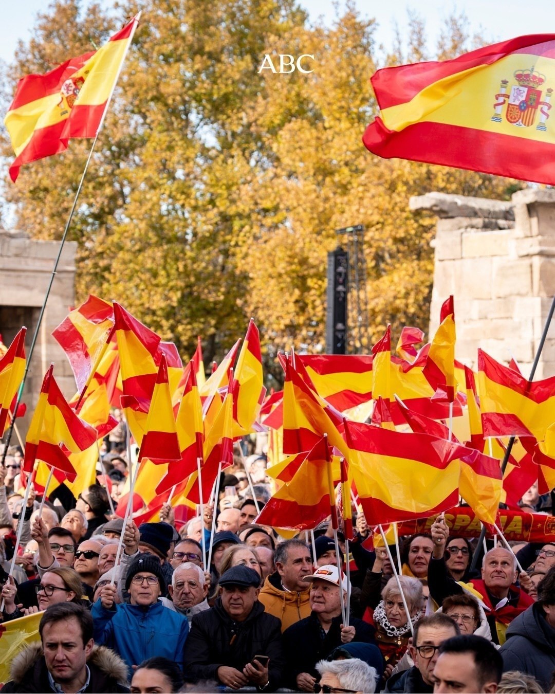 Коррупционные скандалы вновь в центре внимания Митинг в Мадриде сторонники Partido Popular выступили против правительства Санчеса В воскресенье в самом центре Мадрида у древнего храма Дебод Templo de Debod прошла масштабная акция протеста организованная Partido Popular Участники собрались чтобы выразить недовольство действиями правительства Педро Санчеса и потребовать решительных мер в связи с коррупционными скандалами которые в последнее время потрясли политическую жизнь страны Коррупция Манифестации Мадрид russpain com news miting v madride storonniki partido popular vystupili protiv pravitelstva sanchesa 340842