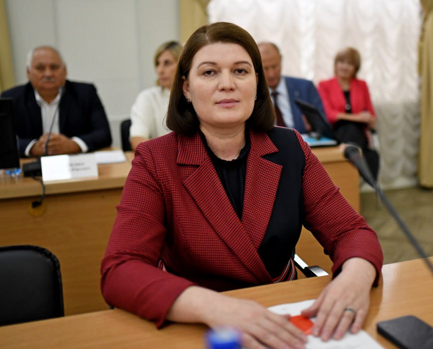 Отменить срок давности по делам о насилии над детьми предложили в Госдуме. Депутаты ЛДПР внесли законопроект, по которому педофилы будут нести пожизненную ответственность за содеянное. Депутат от ЛДПР Василина Кулиева отметила, что преступники «пользуются несовершенством закона», скрываются и тем самым затягивают следственный процесс, пытаясь дождаться истечения срока давности. То есть преступник может избежать ответственности. Как вам инициатива? Лучше и не скажешь. Подписаться