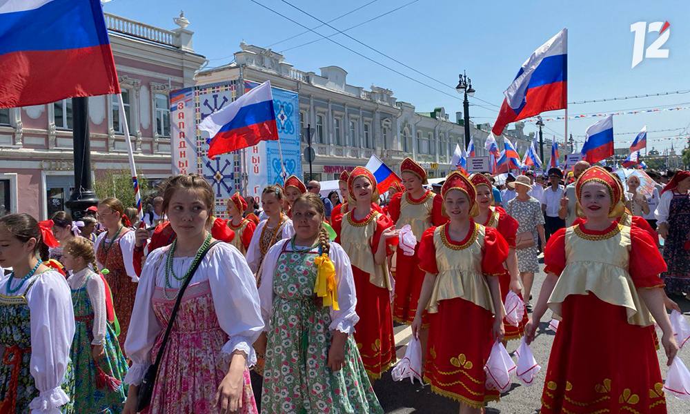 В центре Омска проходит парад национальностей Шествие стало прологом к масштабному форуму «Россия - это мы», посвященному Дню России. Традиционный парад стартовал на Любинском проспекте. Более двух тысяч человек сформировали праздничную колонну. В мероприятии приняли участие национально-культурные объединения и творческие коллективы региона и другие активисты в национальных костюмах. Любинский проспект также преобразился в многонациональную площадку, объединяющую традиции разных народов и регионов страны.