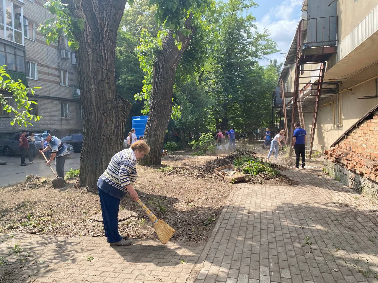 С участием жителей провели субботники в Киевском и Петровском районах Донецка — собрали и вывезли мусор, а также привели в порядок объекты воинской славы. В ходе рабочей поездки в Киевский район с жителями договорились провести субботник. Подключили депутатов Народного Совета, активистов Молодой Гвардии, Движения первых, Народной дружины. Вместе облагородили территорию. В Петровском районе также с участием жителей проводим субботники, облагораживаем зоны отдыха. После совместной работы участников ждала полевая кухня. Все желающие могли подкрепиться кашей и горячим чаем, пообщаться и поделиться впечатлениями. Проведем еще не одну подобную акцию. Рад, что жители участвуют в таких инициативах и помогают навести порядок у себя же во дворах, а в конечном счете помогают сделать нашу Республику лучше!
