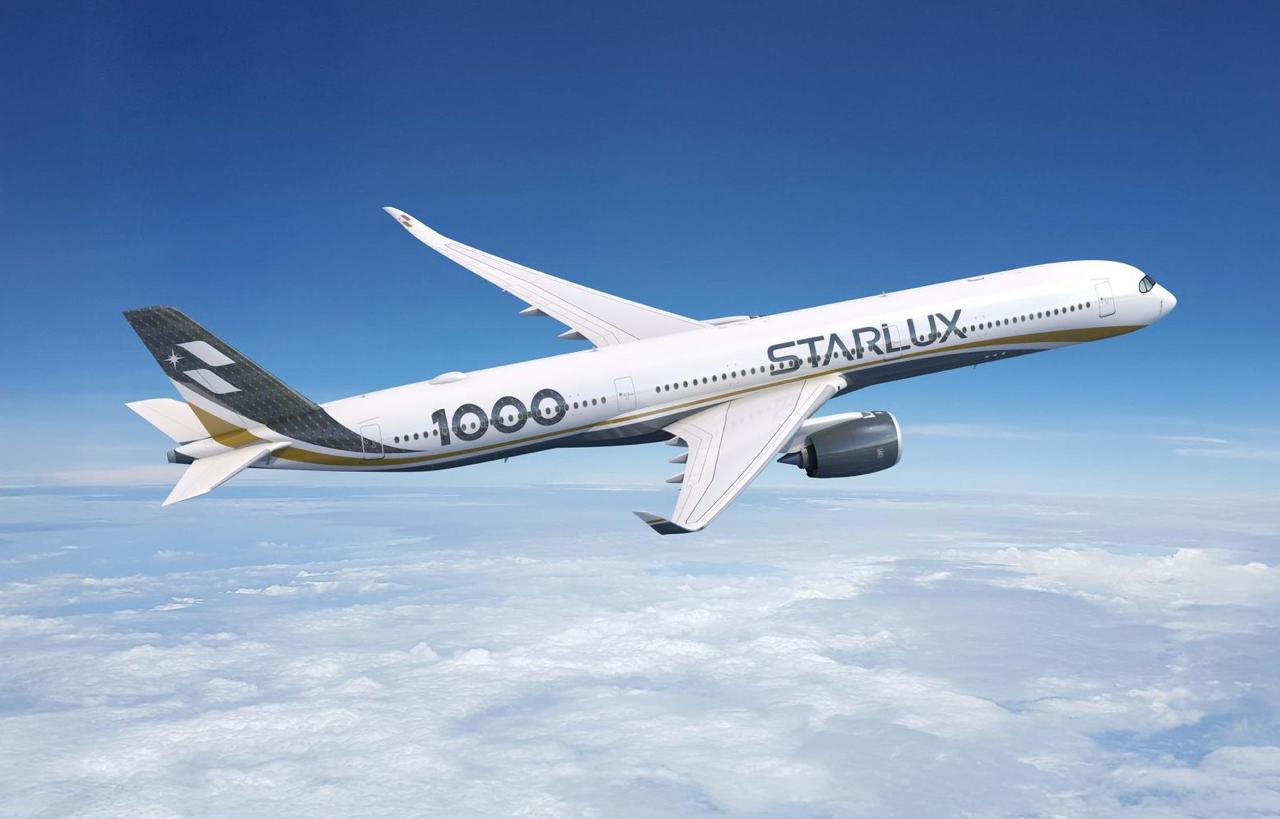 STARLUX заказала ещё 10 Airbus A350-1000 Тайваньская авиакомпания STARLUX Airlines заказала ещё 10 широкофюзеляжных лайнеров Airbus A350-1000. Соглашение подписано в рамках парижского авиасалона генеральным директором STARLUX Airlines Гленн Чай и Бенуа де Сент-Экзюпери, исполнительным вице-президентом по продажам подразделения коммерческих самолетов Airbus. «Это важный этап в укреплении нашего глобального присутствия и расширения маршрутной сети на ключевых рынках», — подчеркнул генеральный директор Starlux Гленн Чай. — «Благодаря постоянной поддержке со стороны Airbus, мы продолжим обеспечивать высокий уровень пассажирского сервиса». Теперь суммарный заказ на самую большую модель в линейке A350 достиг 18 машин. Поставки заказанных сегодня лайнеров начнутся с 2031 года. Появление A350-1000 — логичное продолжение экспансии на дальнемагистральном рынке. В 2026 году Starlux планирует открыть первый маршрут в Европу — точное направление пока не раскрывается. В 2019 году STARLUX впервые заказала 17 самолётов A350 версий -900 и -1000 . В настоящее время флот авиакомпании состоит исключительно из самолетов европейского концерна, в том числе A350-900, A330neo и A321neo. Перевозчик ожидает поставок ещё 30 самолетов, включая грузовые A350F и A350-1000. P.S. Интересно, что совсем недавно проскользнула информация о недовольстве руководством STARLUX задержками поставок со стороны Airbus, которые срывают планы перевозчика по выходу на рынки. Следите за новостями Парижского авиашоу по тегу #PAS25! AviaNews