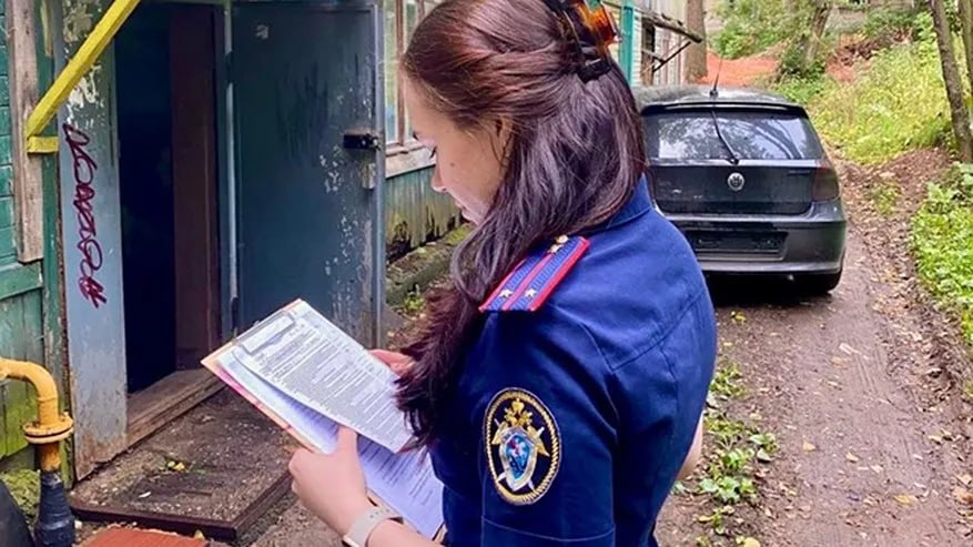 В Кирове 53 летний мужчина убил знакомого Инцидент произошел вечером 6 августа 2025 года в подъезде дома на улице Гороховской По версии следствия обвиняемый находясь в состоянии алкогольного опьянения вступил в словесную перепалку с другим жильцом дома В ходе конфликта он нанес потерпевшему многочисленные удары руками и ногами по голове и телу В результате полученных травм пострадавший скончался в больнице 20 августа Подписаться