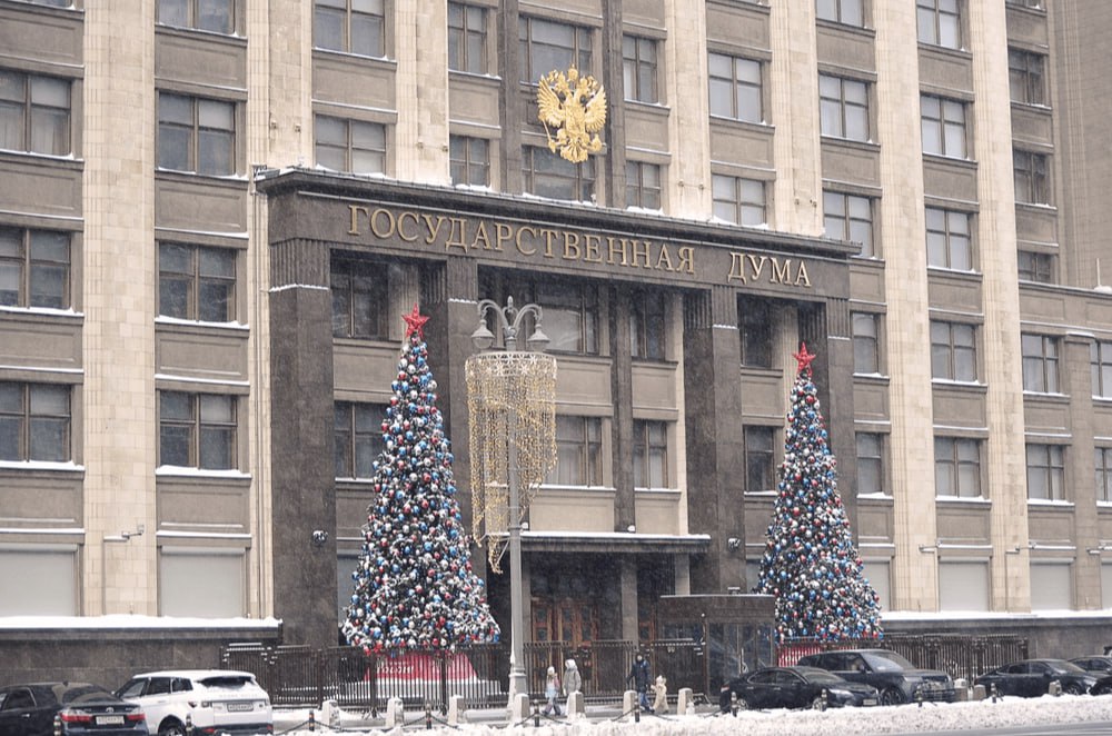 Изменение понятия турпродукта назвали важным шагом для внутреннего и въездного туризма Госдума приняла во втором и третьем чтениях закон уточняющий понятие туристского продукта В Российском союзе туриндустрии считают что обновление законодательства создаст условия для развития внутреннего и въездного туризма и поможет защитить легальный туроператорский бизнес от серого рынка Закон 918087 8 закрепляет разные подходы к формированию турпродукта Для выездного туризма он по прежнему включает перевозку туриста из России и обратно а также размещение Во внутреннем и въездном туризме турпродуктом признается размещение на территории страны и как минимум одна дополнительная услуга перевозка экскурсионное обслуживание услуги гида переводчика или инструктора проводника Изменение определения турпродукта необходимый шаг для развития внутреннего и въездного туризма Для устойчивого роста отрасли нужны системные изменения в регулировании учитывающие специфику современной туриндустрии отметил президент РСТ Илья Уманский В РСТ отмечают что новая норма позволит учитывать реальные условия работы региональных туроператоров прежде всего в сегменте активного и приключенческого туризма где особую роль играют профессиональная ответственность и управление рисками Обновленное определение турпродукта также расширит доступ региональных туроператоров к мерам господдержки включая налоговые льготы и позволит вывести из тени компании фактически работающие как туроператоры Закон вступает в силу с 1 марта 2026 года Передача сведений в систему электронных путевок для внутреннего и въездного туризма станет обязательной с 1 сентября 2026 года Все подробности в материале RTN rata ru