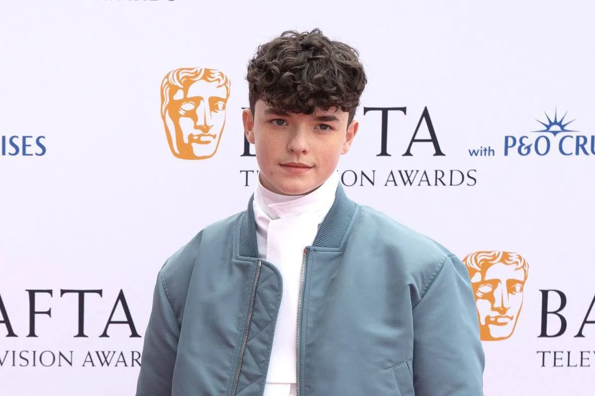 Сериал Переходный возраст заслуженно получил три награды на премии BAFTA TV 2026 Победителями стали 16 летний Оуэн Купер лучшая мужская роль второго плана Кристин Тремарко лучшая женская роль второго плана Также шоу победило в категории Лучший мини сериал Я в МАХ по ссылке