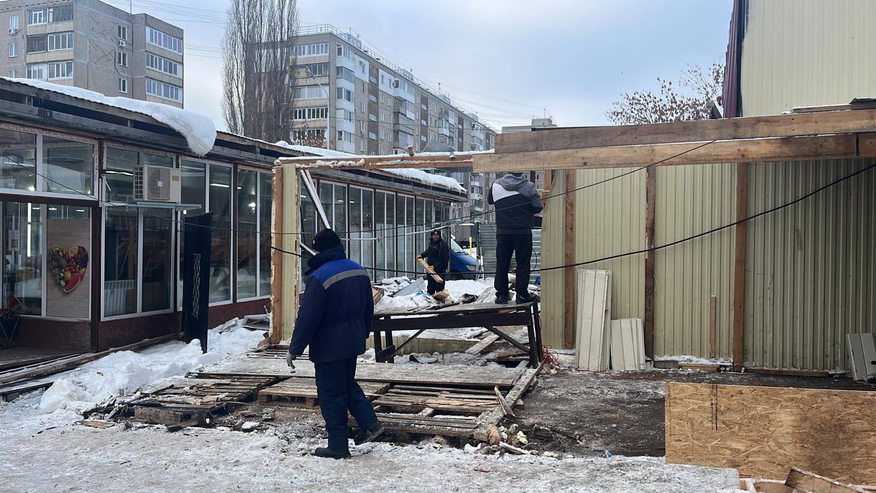 В Уфе снесли незаконные торговые павильоны в Кировском районе.   В местной администрации сообщили, что работа в этом направлении будет продолжена.