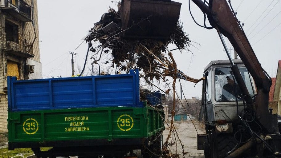 В Каховке ликвидирована стихийная свалка в прибрежной зоне  Сотрудники коммунальных служб Каховки ликвидировали стихийную свалку в прибрежной зоне: возле контейнерной площадки во дворе по улице Свердлова 34, сообщил глава администрации Каховского округа Павел Филипчук.  С просьбой решить проблему стихийной свалки к главе округа обратились местные жители. Свалка возникла из мусора, остатков штукатурки, стройматериалов, которые люди выносят из своих домов после обстрелов ВФУ.  Читать полностью     , VK и ОК и читайте новости на нашем сайте