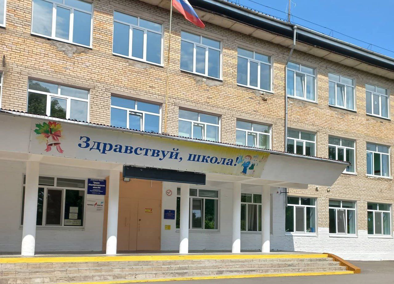 В Тавричанке 12-летний ребенок до смерти надышался газом в овраге под школьным стадионом Трагедия случилась 20 мая в районе школы N5 поселка Тавричанка. Школьницы, прогуливаясь вдоль пришкольного стадиона, обнаружили в овраге пятиклассника, который находился без сознания. Прибывшая скорая помощь констатировала смерть 12-летнего мальчика. Рядом были найдены газовые баллончики - судя по всему, погибший надышался газом. Говорят, что он был с приятелем, но тот в какой-то момент пришел в себя и убежал. Погибший школьник был из многодетной семьи.