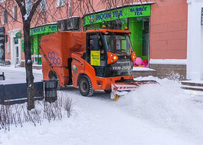 Мошенники придумали схему с уборкой снега после аномальных снегопадов в Челябинске После аномальных снегопадов в Челябинске мошенники придумали новый способ обмана используя повышенный спрос на услуги уборщиков снега Они размещают объявления о расчистке дворов и вывозе снега но вместо уборки похищают деньги клиентов Аферисты усыпляют бдительность челябинцев видимостью официального подхода Общаясь с заказчиком они дают ознакомиться с поддельным договором и сопроводительными документами С потенциальной жертвой обсуждают детали предстоящих работ узнают адрес согласовывают дату время и количество спецтехники При желании можно даже посмотреть регистранционные знаки несуществующих машин Все это нужно чтобы клиент расслабился и перевел аванс Сразу после этого уборщики перестают отвечать на звонки и сообщения а аккаунты и телефоны заказчика отправляют в черный список Читайте о жизни города даже при сбоях интернета Подписывайтесь на Вечерний Челябинск в Мах