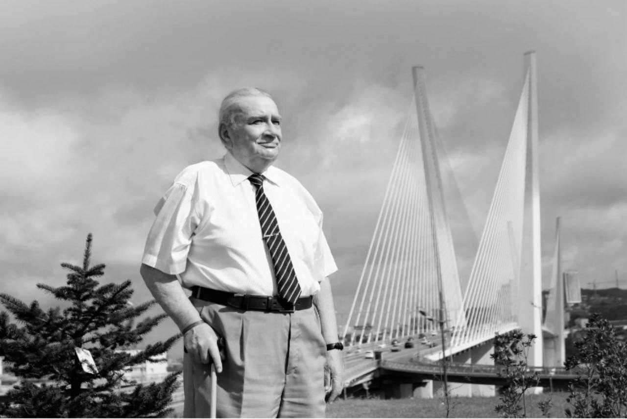 В Приморье ушел из жизни выдающийся архитектор и градостроитель Валентин Аникеев 7 ноября на 93 м году жизни скончался Валентин Васильевич Аникеев легенда Приморской архитектуры чьи работы определили развитие градостроительства в регионе Его профессиональный путь был тесно связан с важнейшими проектами для Приморья от крупных промышленных объектов таких как Славянский и Находкинский судоремонтные заводы до значительных градостроительных инициатив Валентин Васильевич стал одним из авторов генерального плана Владивостока и принимал участие в разработке концепции развития города к Саммиту АТЭС 2012 Заслуженный строитель РФ Почетный гражданин Приморского края и профессор ДВФУ он оставил значительное наследие которое включает не только реализованные проекты и научные работы но и учеников для которых стал источником знаний и опыта Фото minarhprim   PrimaMedia в       подпишись 18