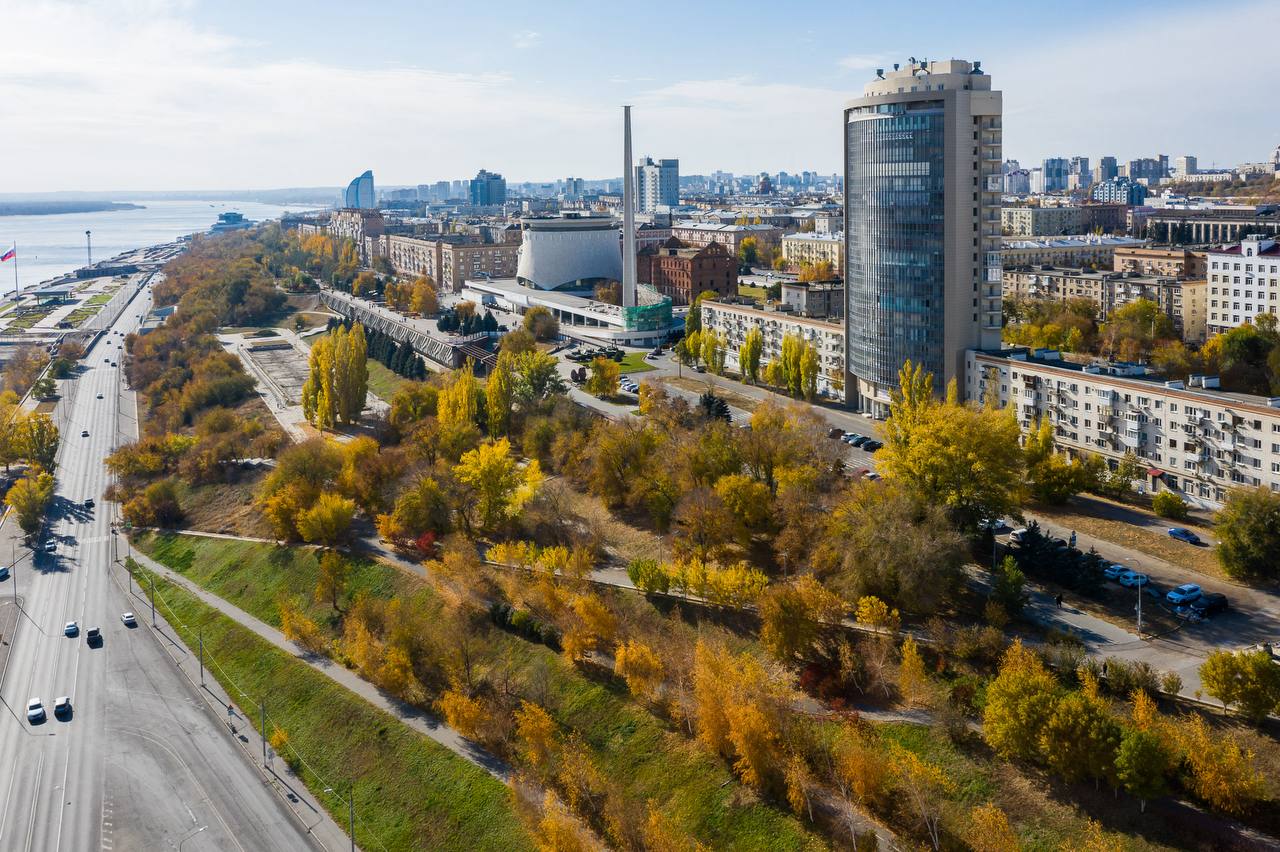 Волгоградская область получила миллиард рублей на переселение из ветхого жилья Федеральный Фонд развития территорий одобрил заявку региона на 1 млрд рублей Средства направят на реализацию программы переселения граждан из аварийного жилья в 2025 2026 годах Благодаря финансированию более 1 6 тыс человек смогут переехать из непригодных для проживания домов общей площадью свыше 20 тыс кв метров в Волгограде Михайловке Жирновске Суровикино и Калаче на Дону Первый транш 700 млн рублей уже поступил что позволит начать закупочные процедуры в 2025 году Кроме покупки благоустроенных квартир для переселенцев часть средств направят на выплату компенсаций Программа реализуется по нацпроекту Инфраструктура для жизни при поддержке Фонда развития территорий Всего до 2027 года планируется переселить жителей аварийного жилья площадью около 60 тыс кв метров общий объем финансирования порядка 6 млрд рублей Мы в МАХ   max ru rgn 34