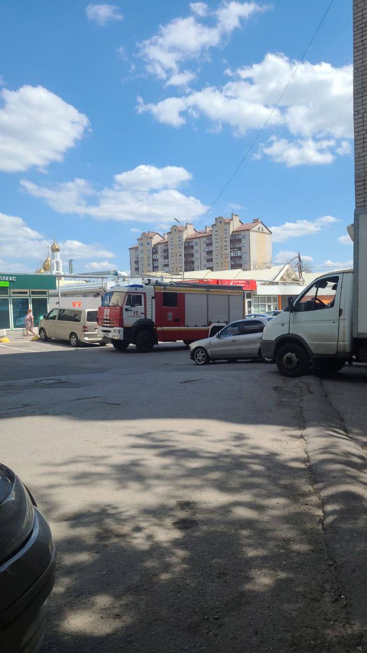 В Ростове полицейские сегодня отреагировали на два сообщения о минировании  В Ростове полицейские сегодня отреагировали на два сообщения об угрозах минирования. Об этом сообщили в пресс-службе ГУ МВД России по Ростовской области.  «В дежурные части УМВД России по городу Ростову-на-Дону поступили сообщения об угрозах минирования нескольких торговых центров одновременно. Сотрудниками полиции был осуществлен выезд по всем адресам», – сообщил источник.  Как уточнили в донской полиции, предметов, представляющих опасность окружающим, выявлено не было. Проверки проходили в ТЦ «Талер» и на рынке в районе Военведа.   Подписаться на "Новости Ростова"    Прислать новость