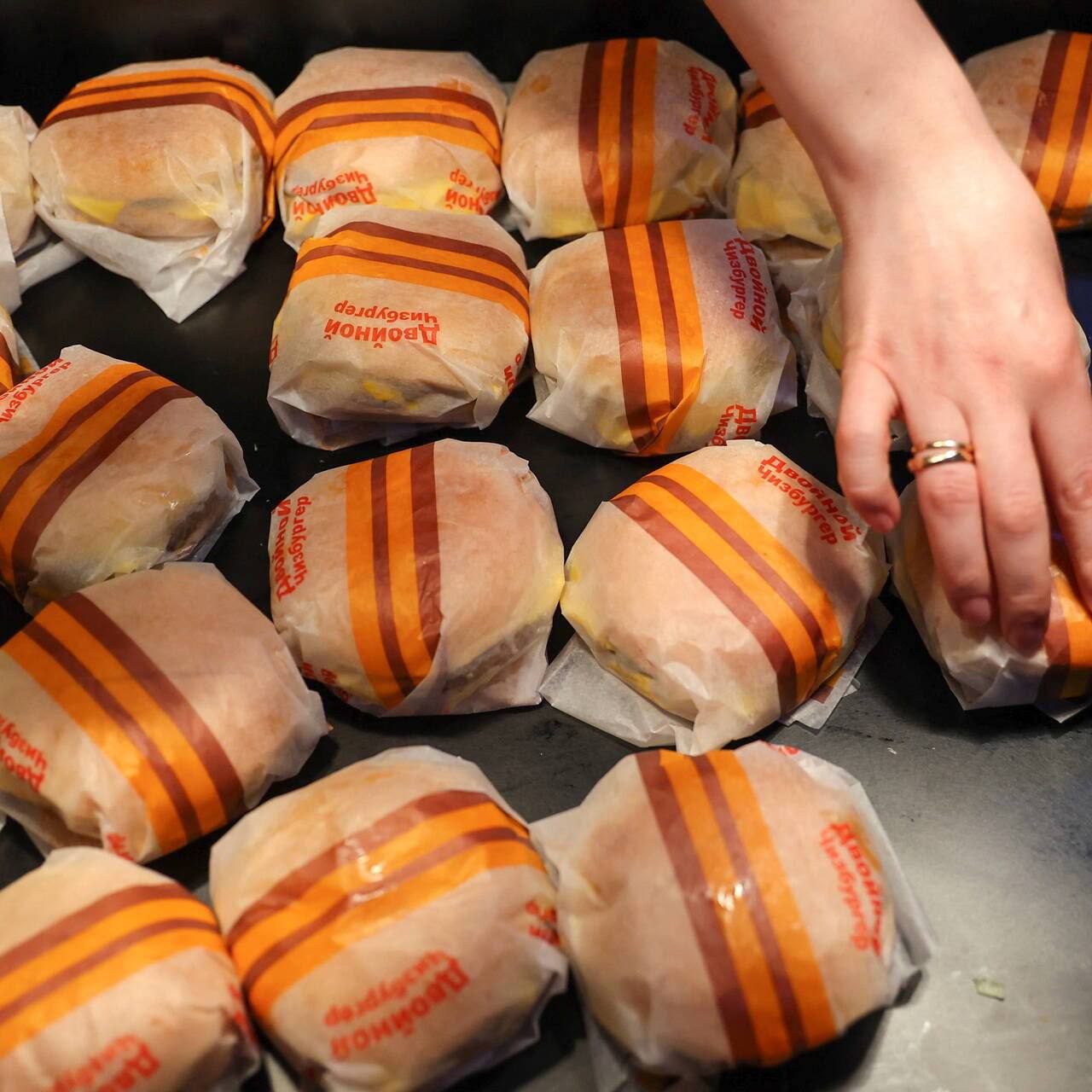 Голодный москвич сделал заказ из более 200 блюд во Вкусно и точка и поставил рекорд Мужчина добавил в корзину 34 чизбургера 34 гранда 34 упаковки куриных крыльев и 34 коробки наггетсов а также 68 соусов 30 порций картофеля фри и 4 порции по деревенски Заказ обошёлся в 30 тысяч рублей