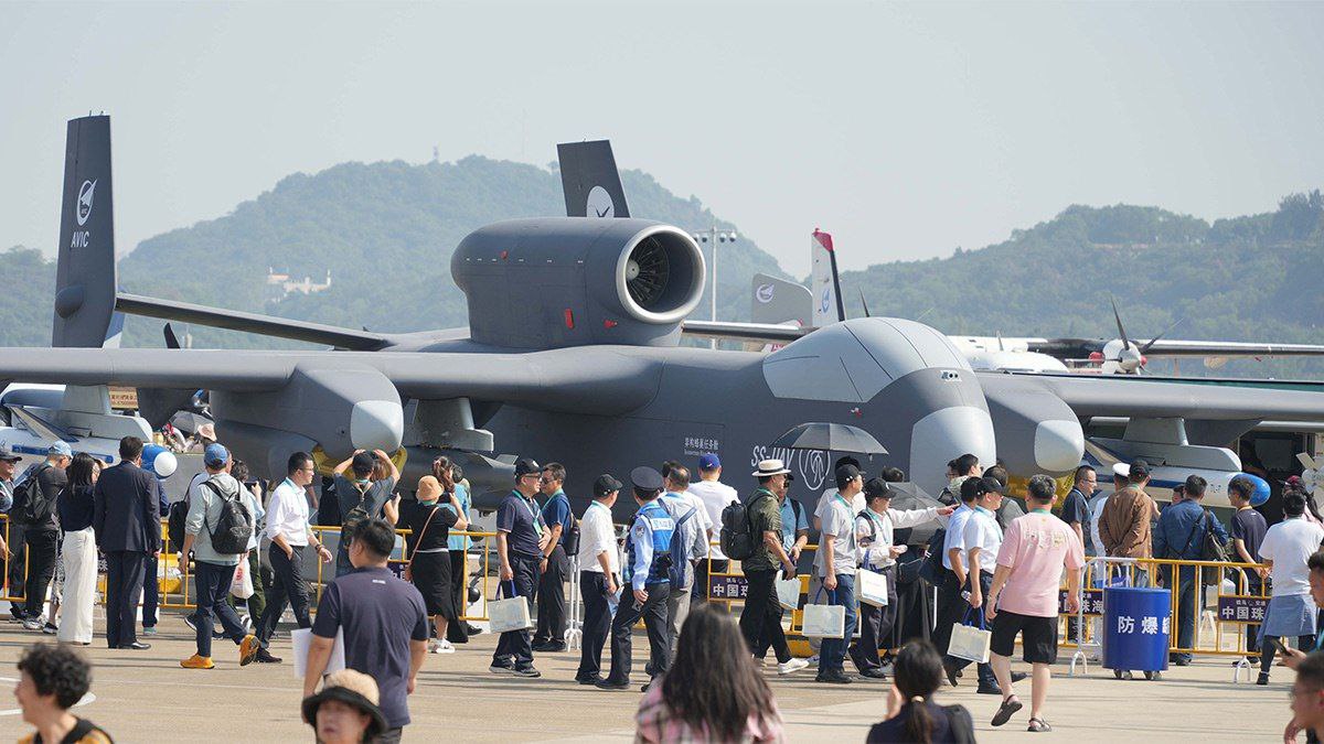 Китай провел первый полет нового тяжелого беспилотного летательного аппарата Цзютянь который называют крупнейшим в мире материнским дроном Об этом сообщает Bloomberg Цзютянь позиционируется как воздушная платформа способная запускать рои ударных дронов и нести различные виды вооружений Его уже сравнивают с авианосцем только в беспилотном исполнении Аппарат может перевозить до шести тонн и имеет восемь точек подвески для управляемых бомб ракет воздух воздух воздух корабль и барражирующих боеприпасов камикадзе Внутренний отсек позволяет разместить более 100 мини дронов которые могут запускаться роем перегружая системы ПВО противника Дрон производит государственная оборонная компания Xi an Chida Aircraft Parts Manufacturing Co Ltd Reuters Telegram Max