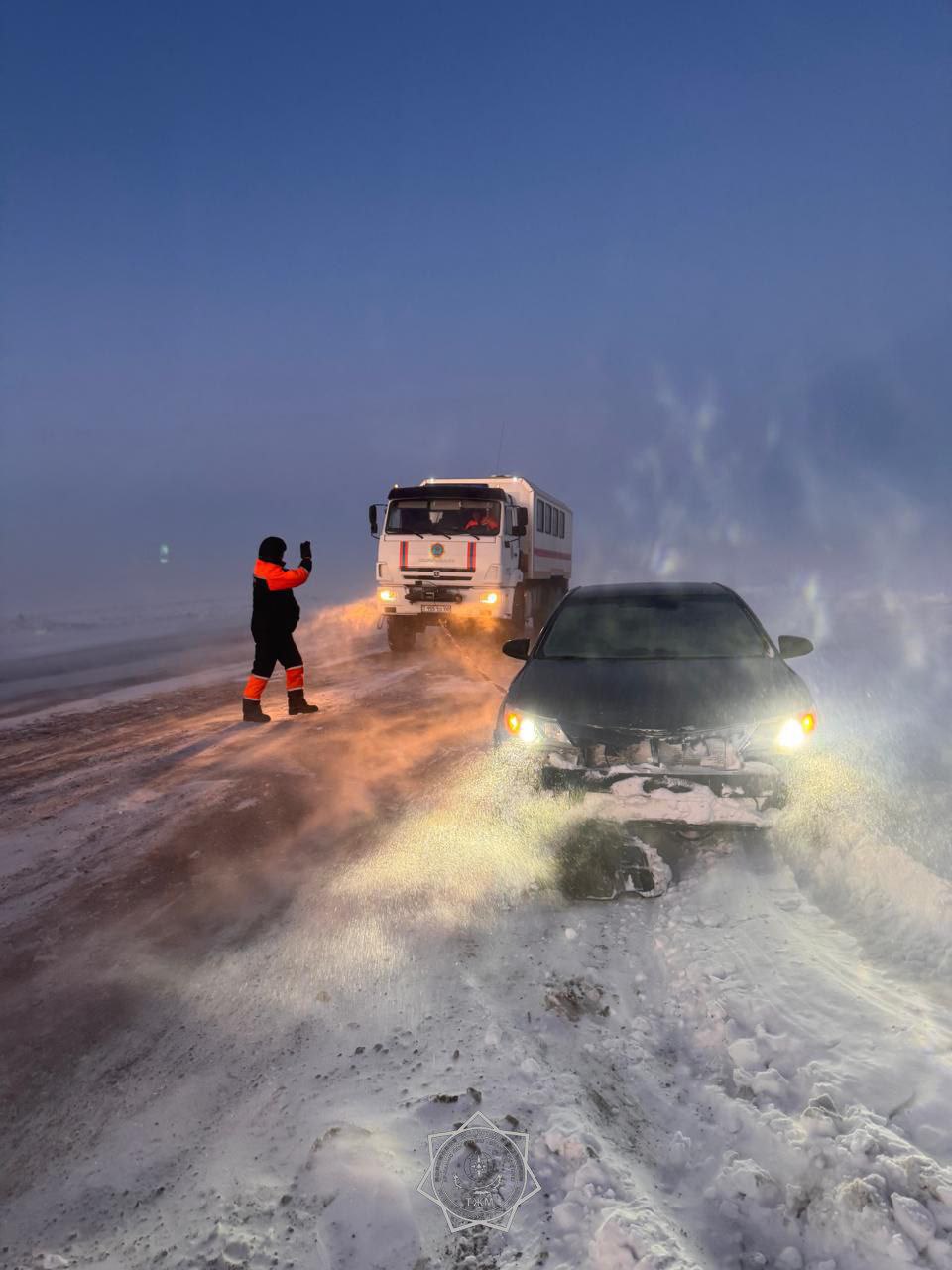 Пятерых человек эвакуировали на снегоходах спасатели с закрытой трассы   В Жамбылской области на закрытом участке автодороги в Кордайском районе в снежном заносе застряли два автомобиля. В них находились пять человек.   «Спасатели МЧС на вездеходе Трэкол добравшись до них, эвакуировали пять человек в с.Отар. В медицинской помощи они не нуждались», - заявили в МЧС.  Спасатели рекомендует учитывать штормовые предупреждения и в случае ухудшения погоды не выезжать на загородные трассы.   Фото: МЧС    /CentralMediaNews