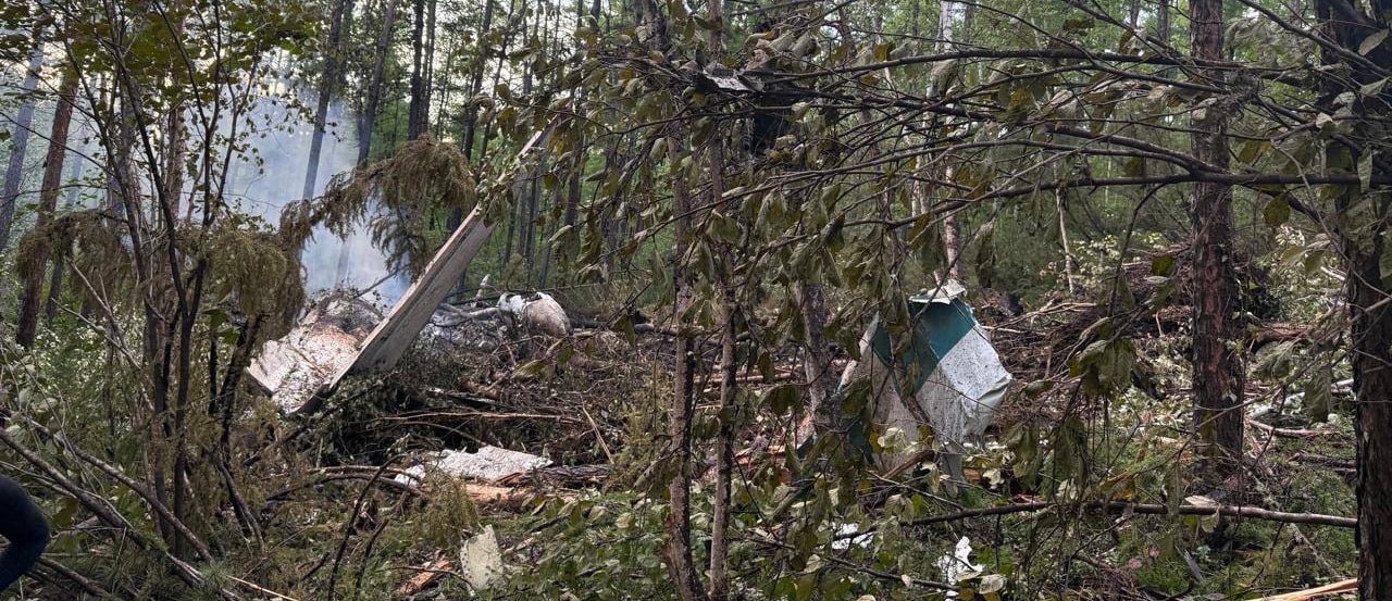 Минлес Амурской области требует с авиакомпании Ангара 535 тыс рублей за ущерб лесам Арбитражный суд Иркутской области рассмотрит дело о возмещении ущерба лесам в результате крушения пассажирского самолета АН 24 24 июля 2025 года на территории Тындинского участкового лесничества Повреждены деревья на площади 0 3 га сумма ущерба по расчетам истца составила 535 004 рубля Истец Минлес Амурской области ранее направил авиакомпании требование возместить ущерб но в итоге обратился в суд Летом 2025 года в Амурской области пассажирский самолет Ан 24 авиакомпании Ангара выполнявший рейс Хабаровск Благовещенск Тында потерпел крушение в 15 километрах от города Тында На борту находились 49 человек включая 5 детей и 6 членов экипажа Никто не выжил Причиной инцидента стала ошибка пилотов Росавиация провела проверки в Ангаре выявила серьезные нарушения и в итоге лишила ее лицензий   Подпишитесь на Иркутск политический