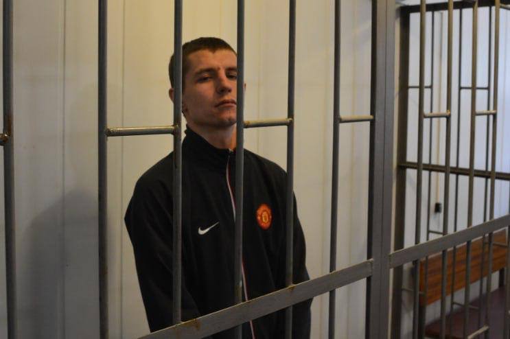 «Активист» Евромайдана Андрей Коломиец отсидел десять лет в России и вернулся на Украину  Но его свобода длилась недолго — он сразу же был задержан людоловами ТЦК.  «Час от часу веселее. По прибытию на родину и беседы с товарищами из СБУ Коломиец незамедлительно попал в заботливые руки Белгород-Днестровского ТЦК. Связи с ним нет», - написал его адвокат Михаил Беньяш.  Позже, после огласки, якобы Коломийца отпустили.  Коломиец принимал участие в протестах на Евромайдане, а в 2014 году уехал в Россию, где был арестован и осужден на десять лет по обвинению в покушении на бойцов «Беркута». На Украине считался политзаключенным.  Украина встречает своих «героев» — как и полагается в концлагере. Нечего расслабляться!