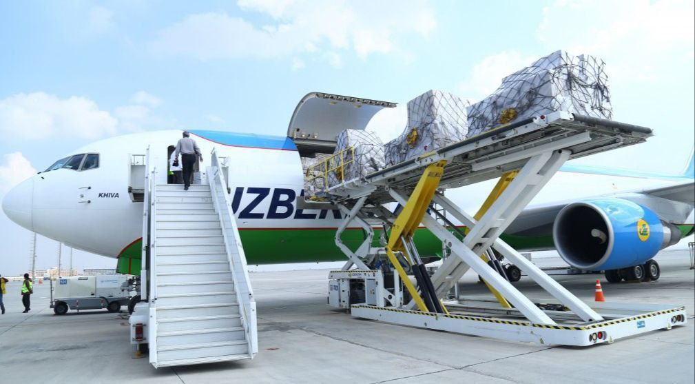 Грузопоток через аэропорты Узбекистана вырос на 12 за год За 2025 год аэропорты Узбекистана обработали 98 137 тонн грузов передает Uzbekistan Airports Это на 10 515 тонн или на 12 больше чем годом ранее ℹ В Узбекистане есть 12 действующих аэропортов которые расположены в Андижане в Бухаре в Фергане в Карши в Муйнаке в Намангане в Навои в Нукусе в Самарканде в Ташкенте в Термезе и в Ургенче Читайте также Аэропорту Ташкента разрешили отправку грузовых рейсов в Великобританию Logistan info Логистика Авиаперевозки