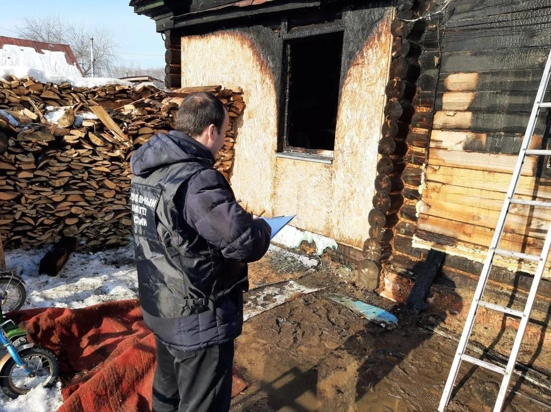 Предварительно причиной пожара в доме в Шадринске, где погибли трое детей, могла стать неисправность электрооборудования.  Назначены пожарно-техническая судебная и судебно-медицинская экспертизы, сообщает СУ СК России по Курганской области.    Новости Кургана