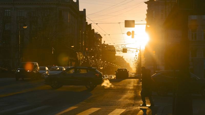 Сегодня на Солнце произошла мощная солнечная вспышка — самая интенсивная за последние полтора месяца.  Отмечается, что уровень вспышки составлял M2.9, а максимальный всплеск излучения зафиксирован в 16:57 по московскому времени.  Последнее более крупное солнечное событие наблюдалось 20 июля — около 3 часов утра по московскому времени возникла вспышка уровня X1.9.  Эта вспышка стала результатом самого сильного за последнее время всплеска солнечной активности, который начался 1 августа.       ВКонтакте   Одноклассниках