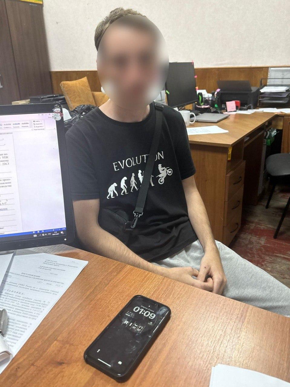 В Евпатории стажёр украл на пункте выдачи товары на 20 тысяч рублей По информации МВД Крыма, 22-летний парень проходил стажировку на пункте выдачи и по ночам выносил со склада товары. Среди украденного – материнская плата и монитор стоимостью 15 тысяч рублей. «Также он похитил мягкую игрушку стоимостью более 6 000 рублей, которую подарил своей даме сердца прямо на рабочем месте. Позже фотография с двухметровым мягким медведем появилась в социальной сети у девушки», – сказано в сообщении. Злоумышленник отмечал товары как «невостребованные» и списывал их фиктивной отправкой на основной склад, используя ложные QR-коды. Схему раскрыли после поступления штрафов за утраченные товары. В отношении парня возбудили уголовные дела. Он находится под подпиской о невыезде. Видео, фото: МВД Крыма Крым 24