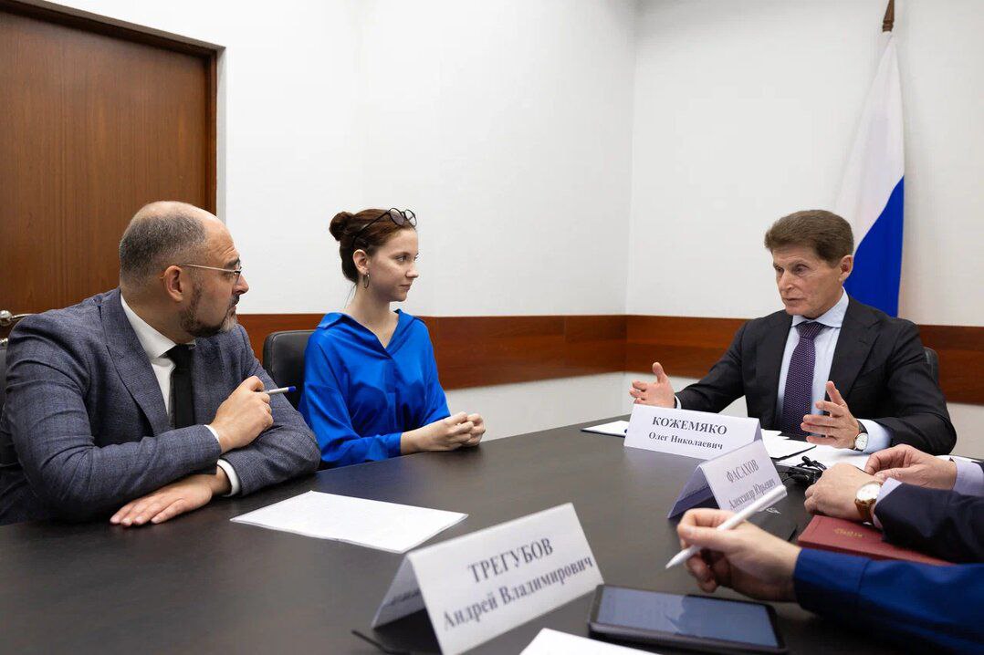 Владивосток повысит стипендии для будущих учителей Около 100 человек которые проходят целевое обучение по педагогическим специальностям и вскоре трудоустроятся в школы дальневосточной столицы в 2026 году будут получать по 10 тысяч рублей в месяц Об увеличении размера стипендии сообщил глава Владивостока Константин Шестаков в ходе личного приема граждан губернатором края Несколько дней назад состоялось заседание Думы города Владивостока Мы приняли решение о том что с января будущего года все студенты которые заключили целевые договоры будут получать по 10 тысяч рублей рассказал мэр По словам Шестакова первые студенты целевики начнут работать в школах города в 2028 году Губернатор Приморья Олег Кожемяко поддержал данное решение и предложил создать базу вакансий с удобным для студентов графиком работы Это позволит будущим специалистам получать не только полезные навыки но и дополнительную материальную поддержку