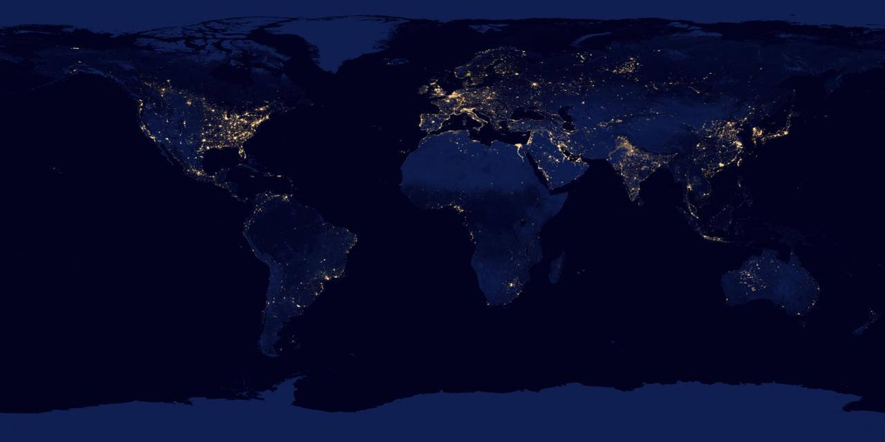 Новый взгляд на Землю из космоса: NASA показала огни нашей планеты ночью  Астрономы NASA представили уникальные изображения Земли, снятые ночью. Снимки были получены с помощью спутника Suomi NPP, оснащенного суперчувствительным радиометром. Он способен зафиксировать даже очень слабые источники света.    Для того чтобы выделить свет от городов, ученые очистили данные спутника от помех, таких как отражения света Луны или свечения северных сияний. Результаты работы были наложены на фотографии Земли, позволяя ясно увидеть, как городские огни формируют светящуюся сеть, указывающую на населенные и развитые районы планеты в сравнении с темными, малонаселенными областями.    ХОРОШИЕ НОВОСТИ