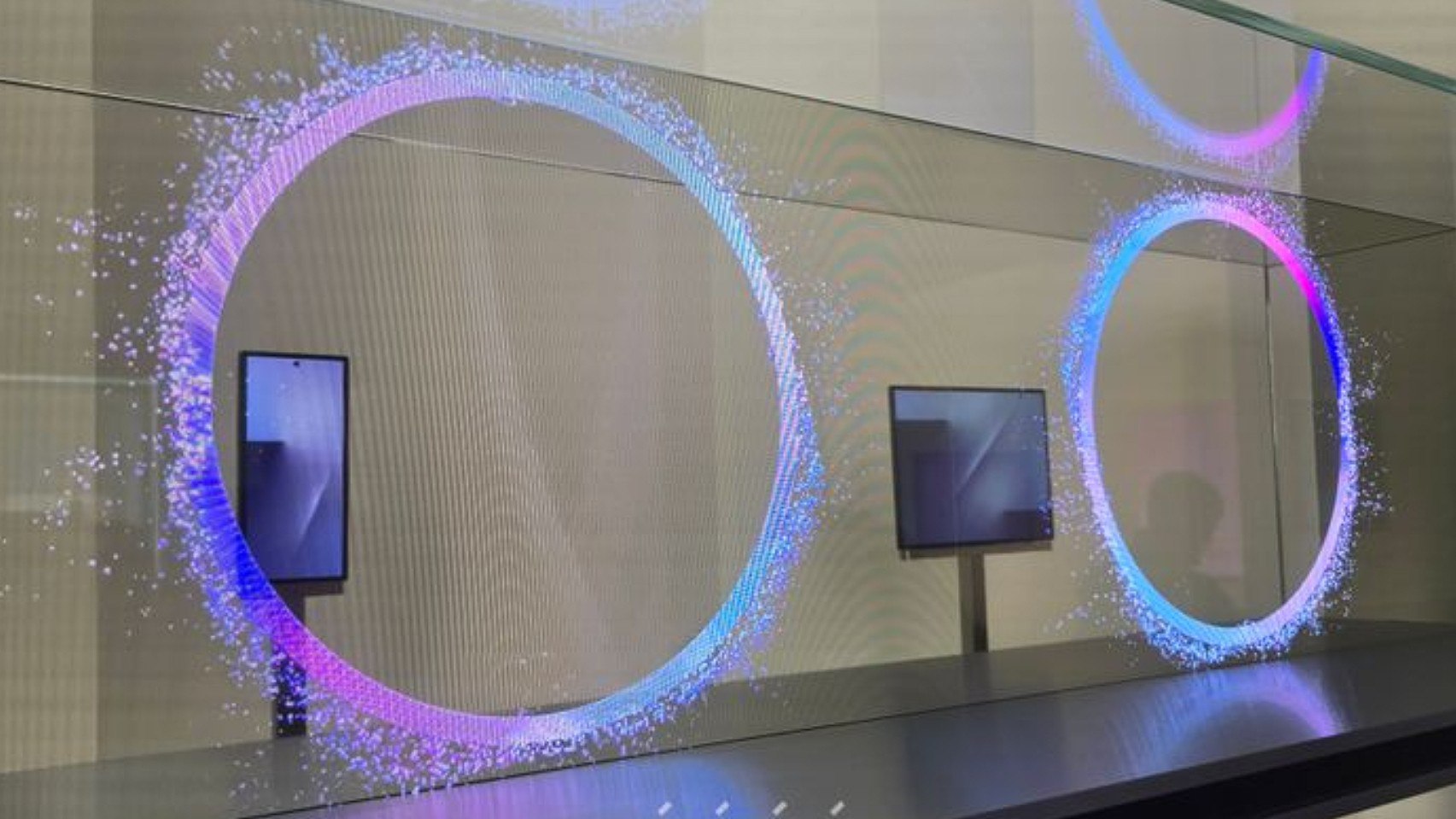 Первые живые фото трикладушки Samsung Подробные характеристики объявят ближе к анонсу в конце года но уже сейчас можно оценить визуальное отсутствие складок на сгибах Раскладушка устроена по принципу книжки когда дисплеи заворачиваются друг в друга rozetked me news 42420