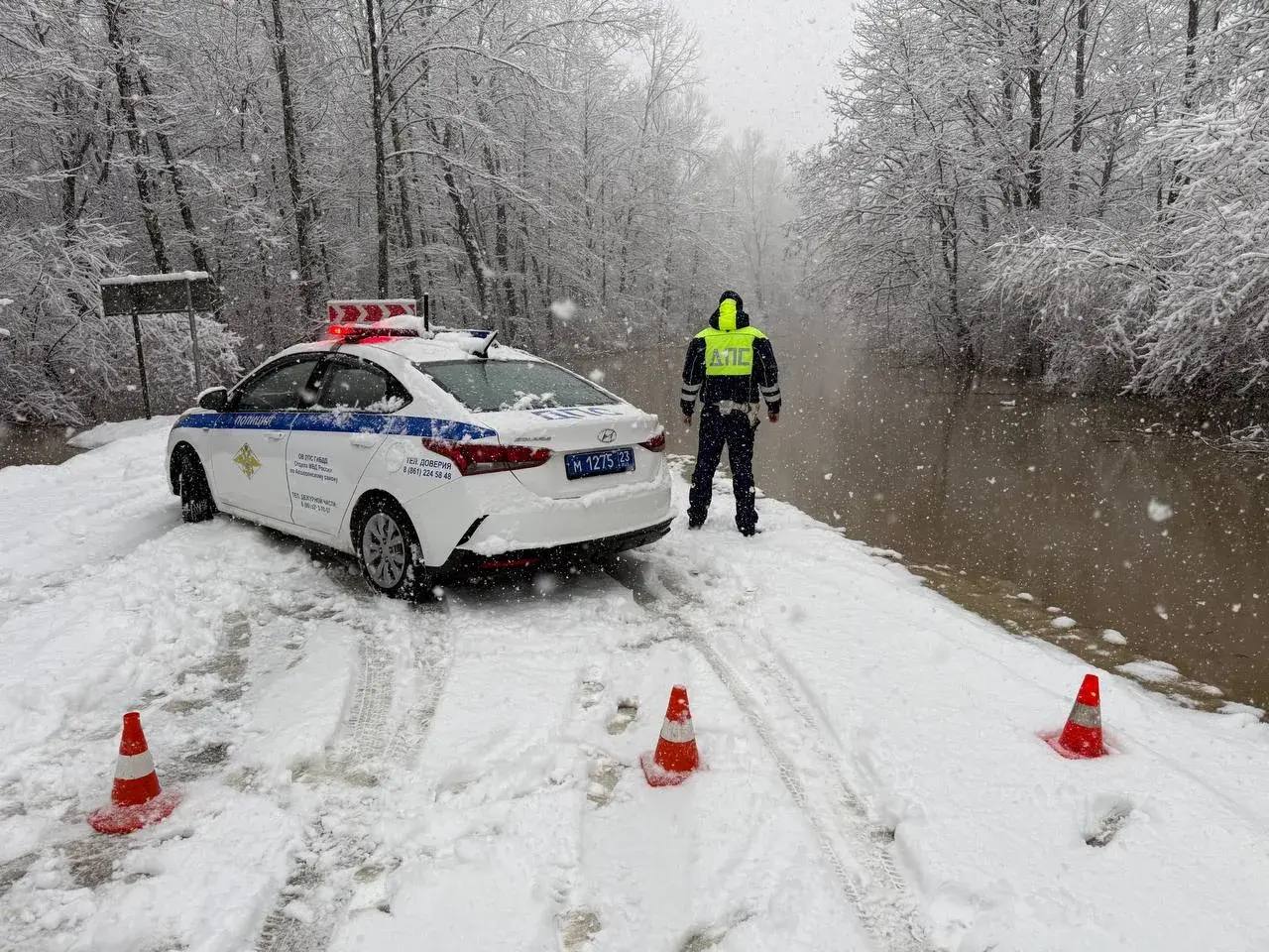 Река вышла на трассу в Апшеронском районе перекрыли дорогу из за паводка На третьем километре автодороги Хадыжинск Кабардинская ввели ограничение движения для всего транспорта Причина вода из реки Пшиш переливается через проезжую часть На месте дежурит экипаж ДПС сообщили в Госавтоинспекции Есть интересная новость Присылайте нам  Краснодар Сегодня   канал в MAX ПРИСЛАТЬ НОВОСТЬ