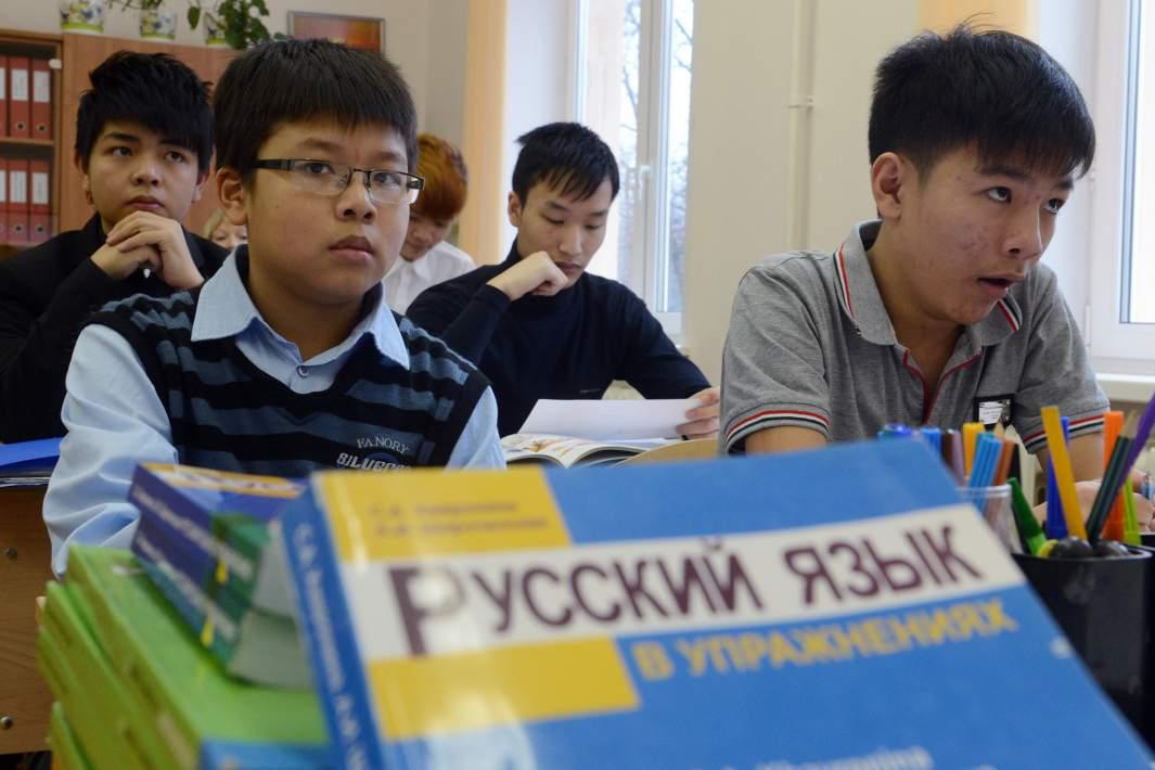 Экзамен на знание русского языка для поступления в школы Петербурга на данный момент попытались сдать только двое детей мигрантов, сообщила вице-губернатор Ирина Потехина. Она подчеркнула, что было подано 14 заявок от родителей, из которых до сдачи экзамена дошло лишь два человека. «Те два ребенка, которые дошли до экзамена, сдать его не смогли. Оба ребенка претендуют на поступление в первый класс. С очень плохим знанием языка дети приезжают», — сказала Потехина. Она подчеркнула, что речь пока не может идти о серьёзной выборке, однако оставшиеся 12 заявок не нашли отражения в сдаче экзамена в основном из-за проблем с документами у родителей. Власти Петербурга ожидают основного наплыва желающих записать детей на экзамен в августе — перед зачислением в школы.