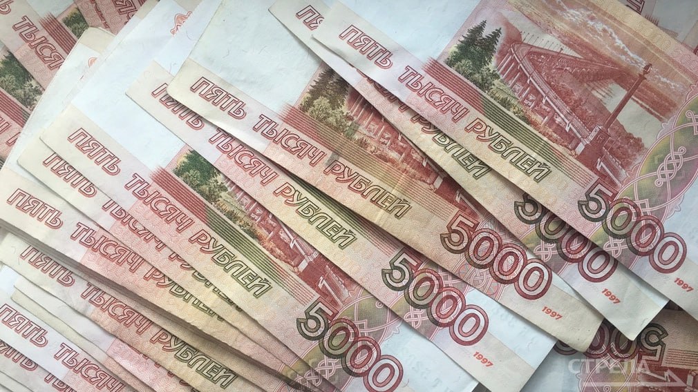 Брянцам будут быстрее выдавать сертификаты на материнский капитал. Максимальный срок рассмотрения заявления о распоряжениями средствами материнского капитала уменьшат с десяти до пяти дней. Соответствующий законопроект 27 мая прошел второе и третье чтение в Госдуме. Кроме того, документом предусмотрен беззаявительный переход права на маткапитал к отцу и детям в случае прекращения права из-за смерти владельца, лишения или ограничения родительских прав. Сейчас размер маткапитала составляет 690 266,95 рубля — на первого ребёнка, если он родился после 2020 года. 912 162,09 рубля — на второго ребёнка, если он родится в 2025 году. Фото: РИА «Стрела»