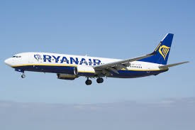 Авиакомпания Ryanair призвала власти Евросоюза ограничить продажи алкоголя пассажирам в аэропортах, чтобы повысить безопасность полётов.  Например, можно было бы разрешать пассажирам покупать не больше двух алкогольных напитков, а контролировать это с помощью посадочных талонов  vc.ru/travel/1755203