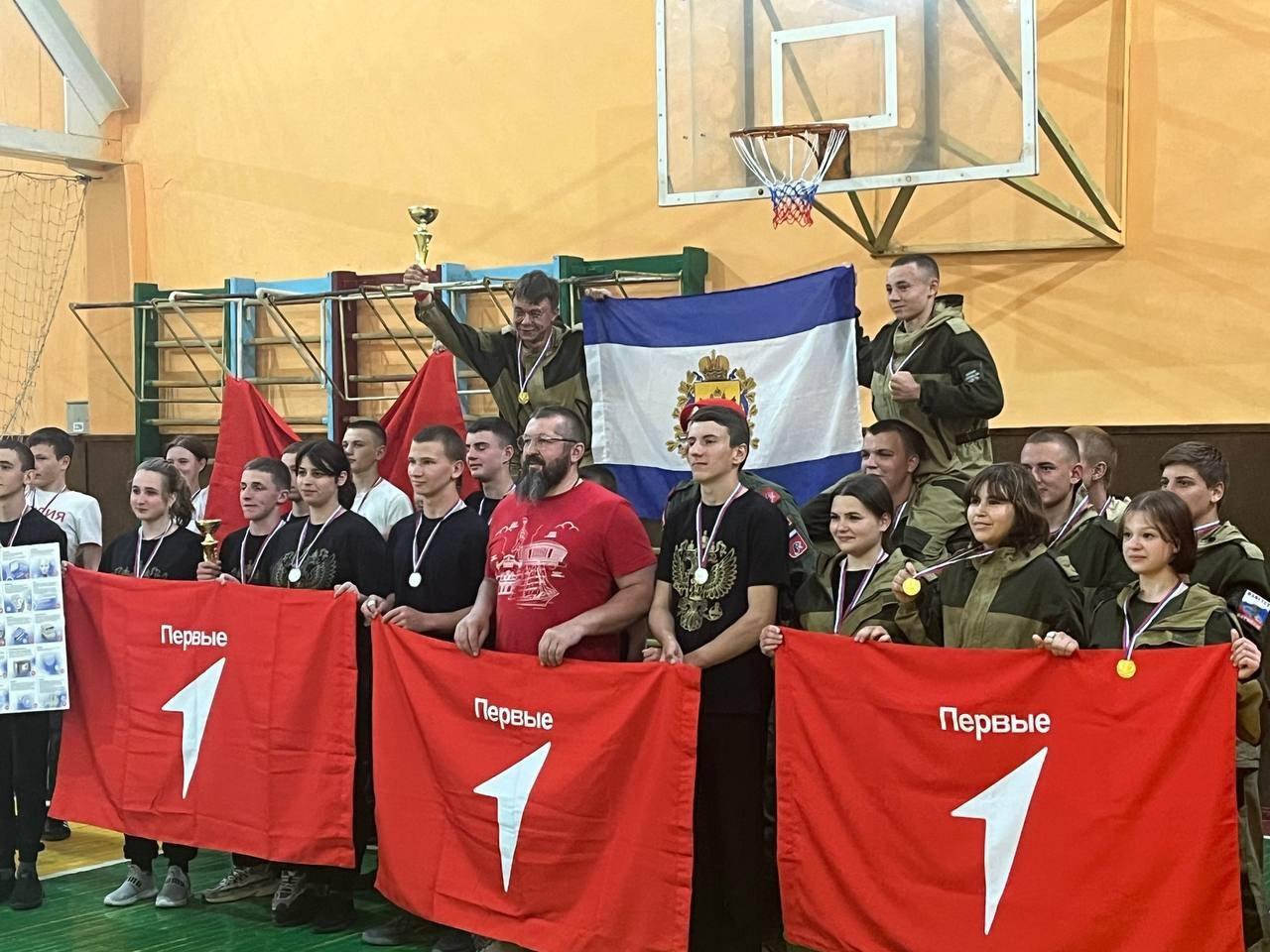 Муниципальный этап игры "Зарница 2.0" в Новотроицком муниципальном округе На базе Новотроицкой школы №2 состоялось проведение муниципального этапа игры «Зарница 2.0». Мероприятие собрало учащихся из школ округа, которые участвовали в соревнованиях по различным дисциплинам, включая строевой смотр, ориентирование на местности, оказание первой медицинской помощи и выполнение упражнений с оружием. Команда из Подовской школы завоевала первое место, продемонстрировав высокую физическую подготовку, стратегическое мышление и эффективную тактику. Команды из Новопокровки и Сивашской школы №2 заняли второе и третье места соответственно. Мероприятие «Зарница 2.0» является значимым событием в сфере патриотического воспитания, развития спортивного духа и укрепления командной работы среди молодежи Новотроицкого муниципального округа. #Спорт