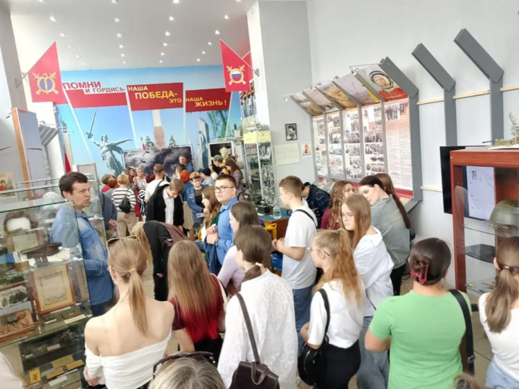 В Волжском провели историческую игру-квест по истории Сталинградской битвы В Волжском завершилась первая городская интеллектуальная историческая игра-квест «Одна на всех Победа!». Как рассказали Волжский.ру в городской администрации, ее проводили с 14 по 30 апреля среди учащихся 8-11 классов. В первом этапе приняли участие свыше 1,8 тысячи подростков. Они отвечали на вопросы онлайн-викторины по истории Сталинградской битвы. 14 ребят набрали максимальное количество баллов, 123 выполнили правильно более 90% заданий и 496 – более 80% заданий. Во второй тур вышли 12 команд. Сотрудники музея памяти солдат войны и правопорядка провели для них экскурсию «Заволжье в годы Великой Отечественной войны», а затем команды решали стратегические задачи на смекалку и логику. Подробнее на Волжский.ру: