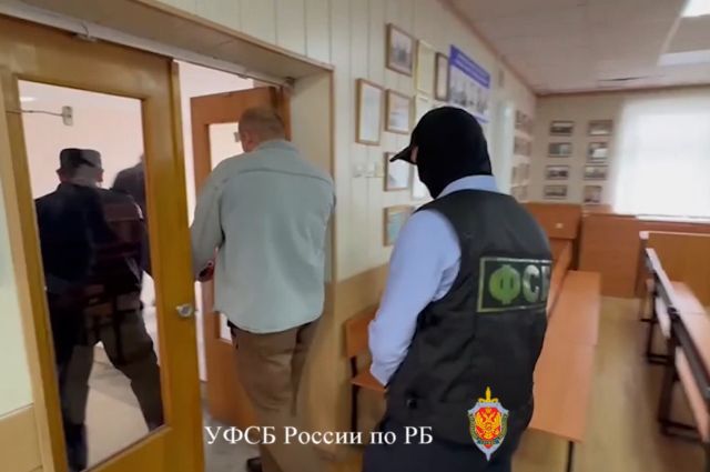 Челябинский инспектор ГАИ требовал взятку с перевозчика из Башкирии В селе Иглино Иглинского района задержали 37-летнего сотрудника ОГАИ отдела МВД России по Ашинскому району, которого обвиняют в получении взяток от предпринимателя, занимающегося грузоперевозками шлакового щебня. Как сообщили в Управлении ФСБ про РБ, полицейский из Челябинской области требовал от индивидуального предпринимателя из Башкирии денег на постоянной основе. Взамен он пообещал беспрепятственный проезд грузового транспорта по автодорогам, граничащим между Ашинским районом Челябинской области и Иглинским районом. Перевозчик обратился с заявлением в органы безопасности. В момент получения последней части требуемых денег - 20 тысяч рублей – полицейского задержали с поличным. Всего незаконно он получил 45 тыс. рублей. По данным Следкома РБ, взятки передавались с 6 мая по 18 июня этого года.