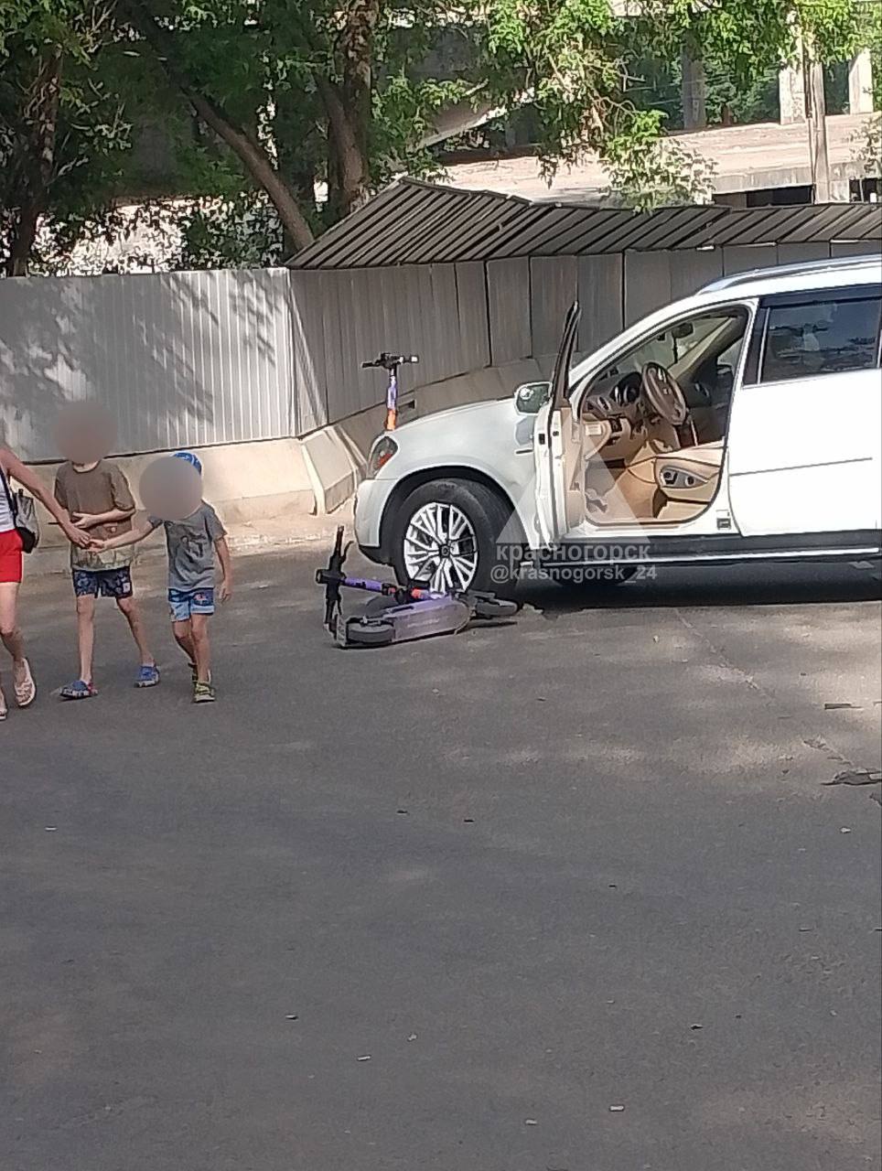 В Красногорске в районе спуска к плотине автомобиль наехал на самокат. Был ли кто-то на самокате, неизвестно.
